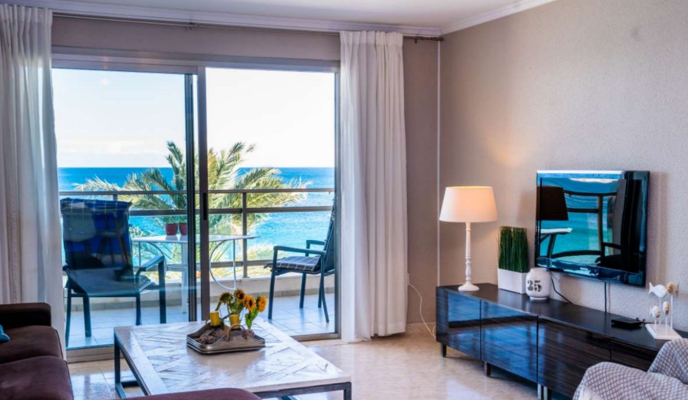 BEAUTIFUL APARTMENT ON THE FRONT LINE OF LA FOSA BEACH IN CALPE