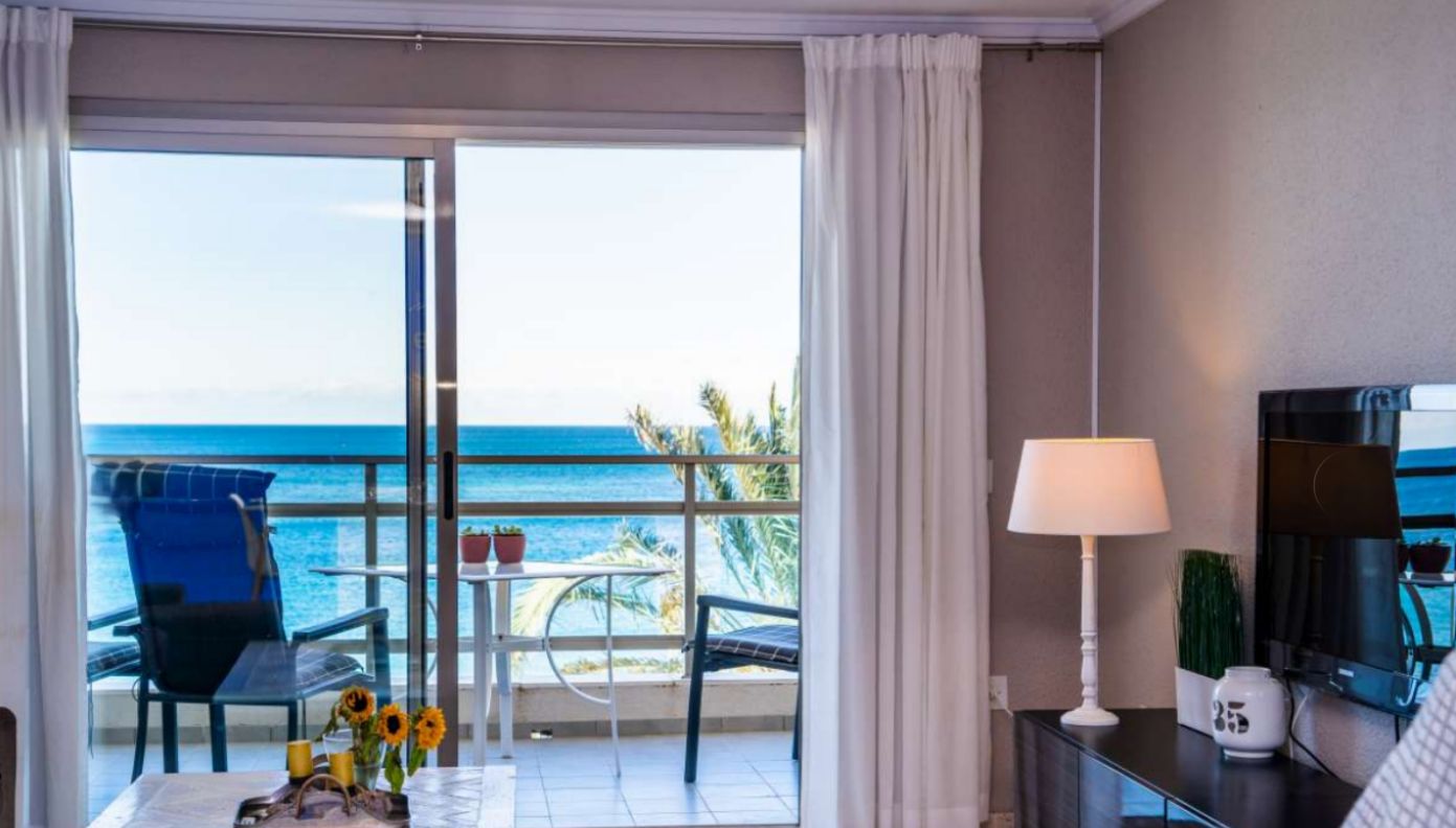 BEAUTIFUL APARTMENT ON THE FRONT LINE OF LA FOSA BEACH IN CALPE