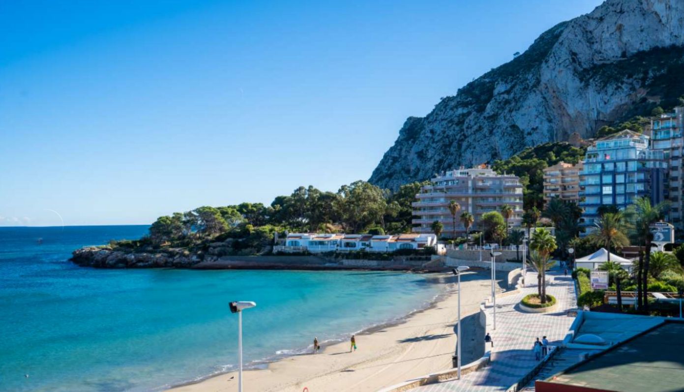 BEAUTIFUL APARTMENT ON THE FRONT LINE OF LA FOSA BEACH IN CALPE