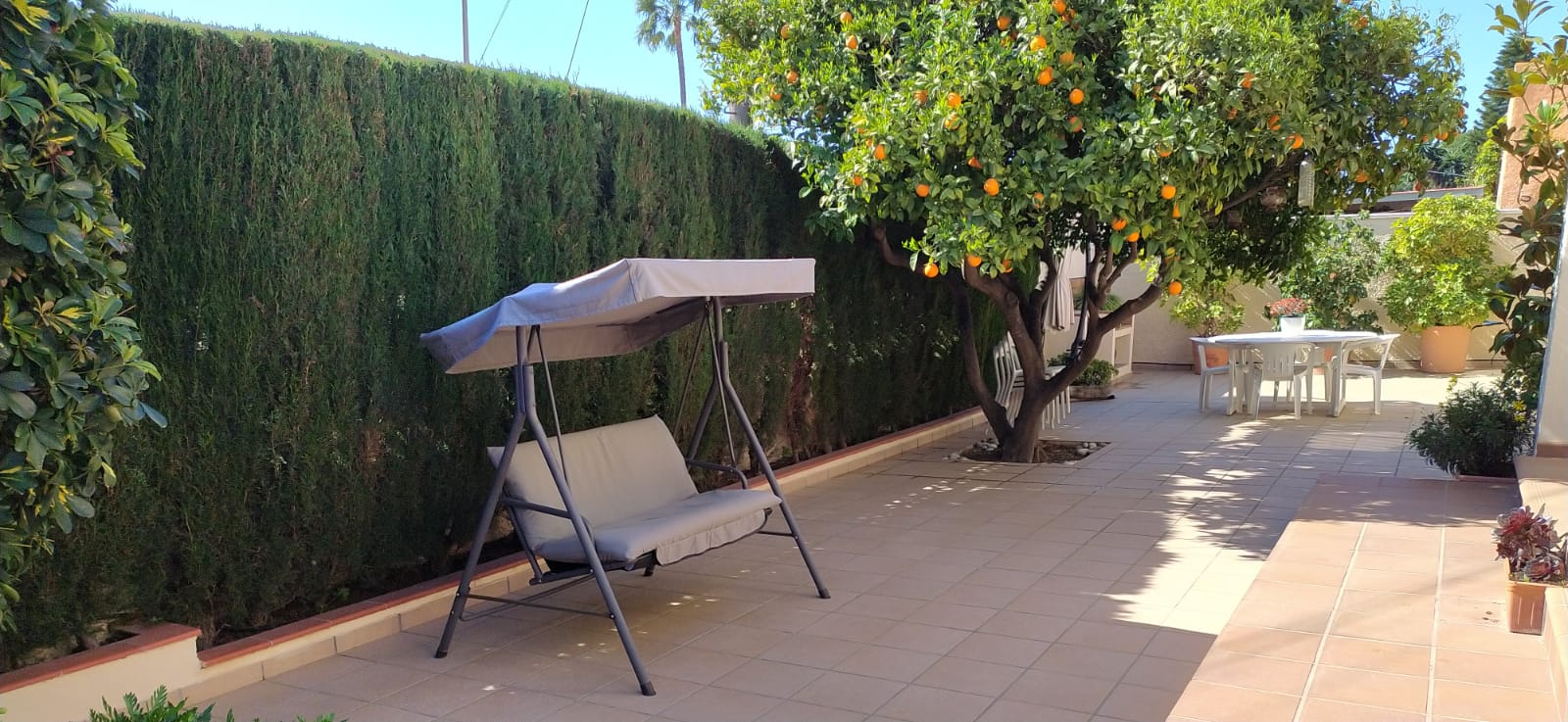 Fully Renovated Independent Chalet with Studio, Garden & Parking 