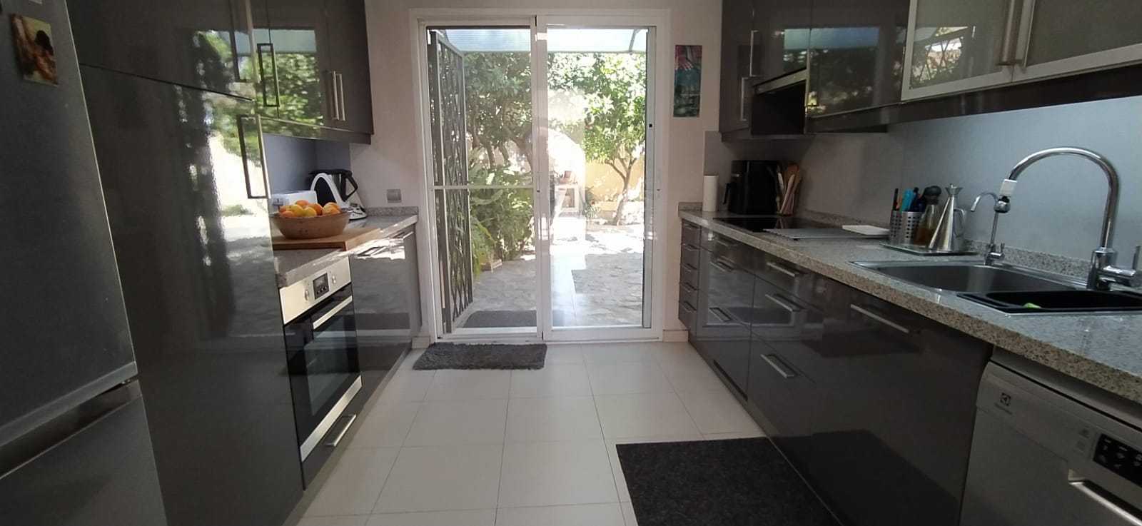 Fully Renovated Independent Chalet with Studio, Garden & Parking 
