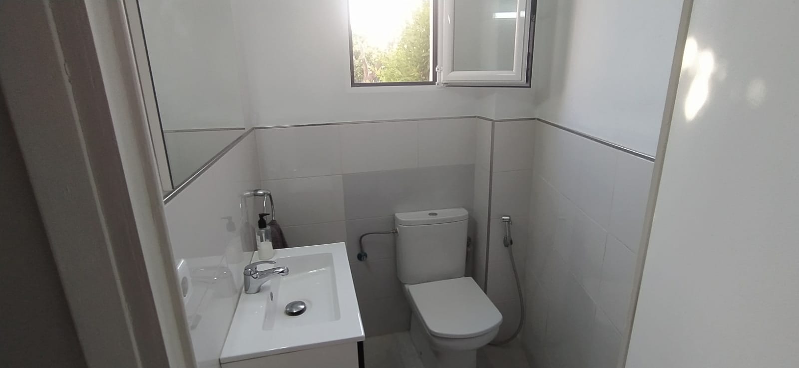 Fully Renovated Independent Chalet with Studio, Garden & Parking 