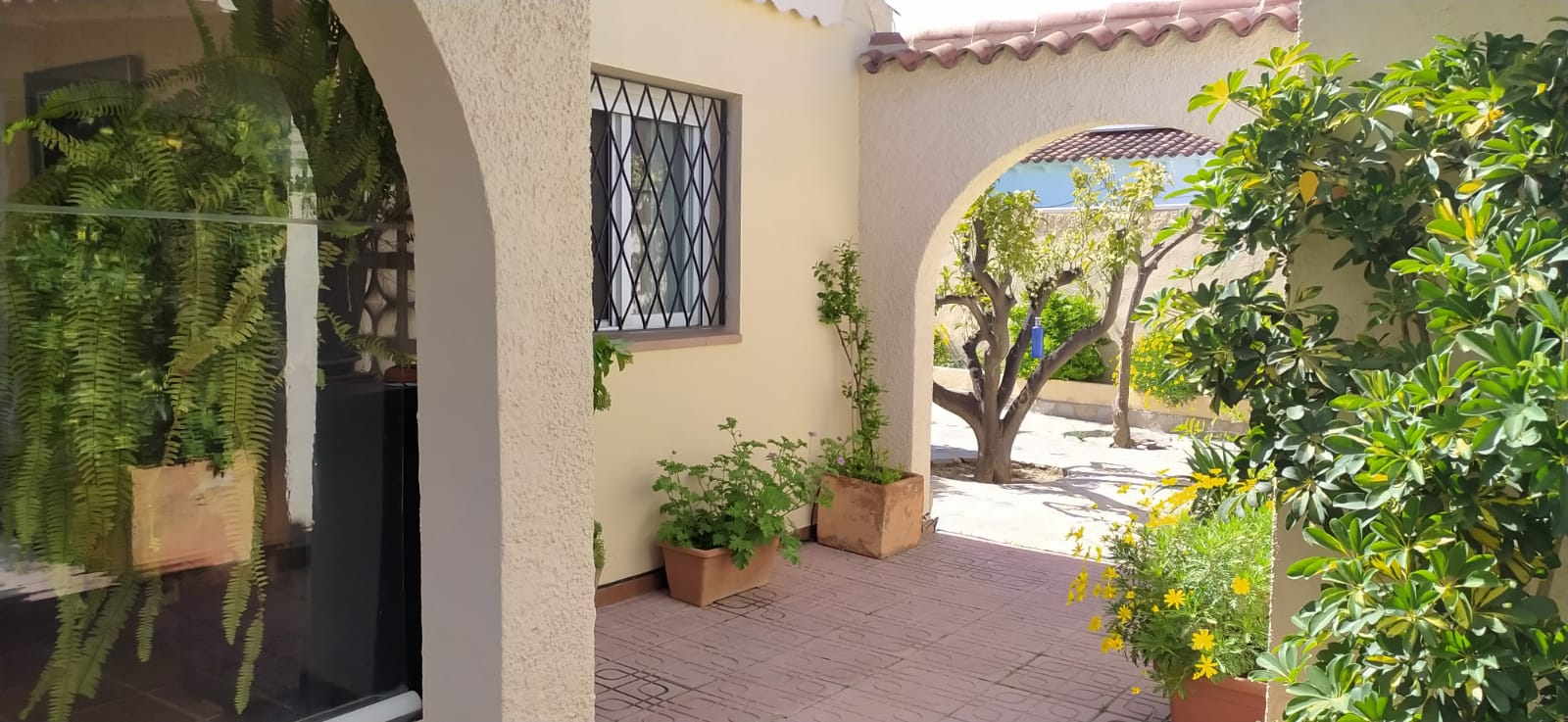 Fully Renovated Independent Chalet with Studio, Garden & Parking 