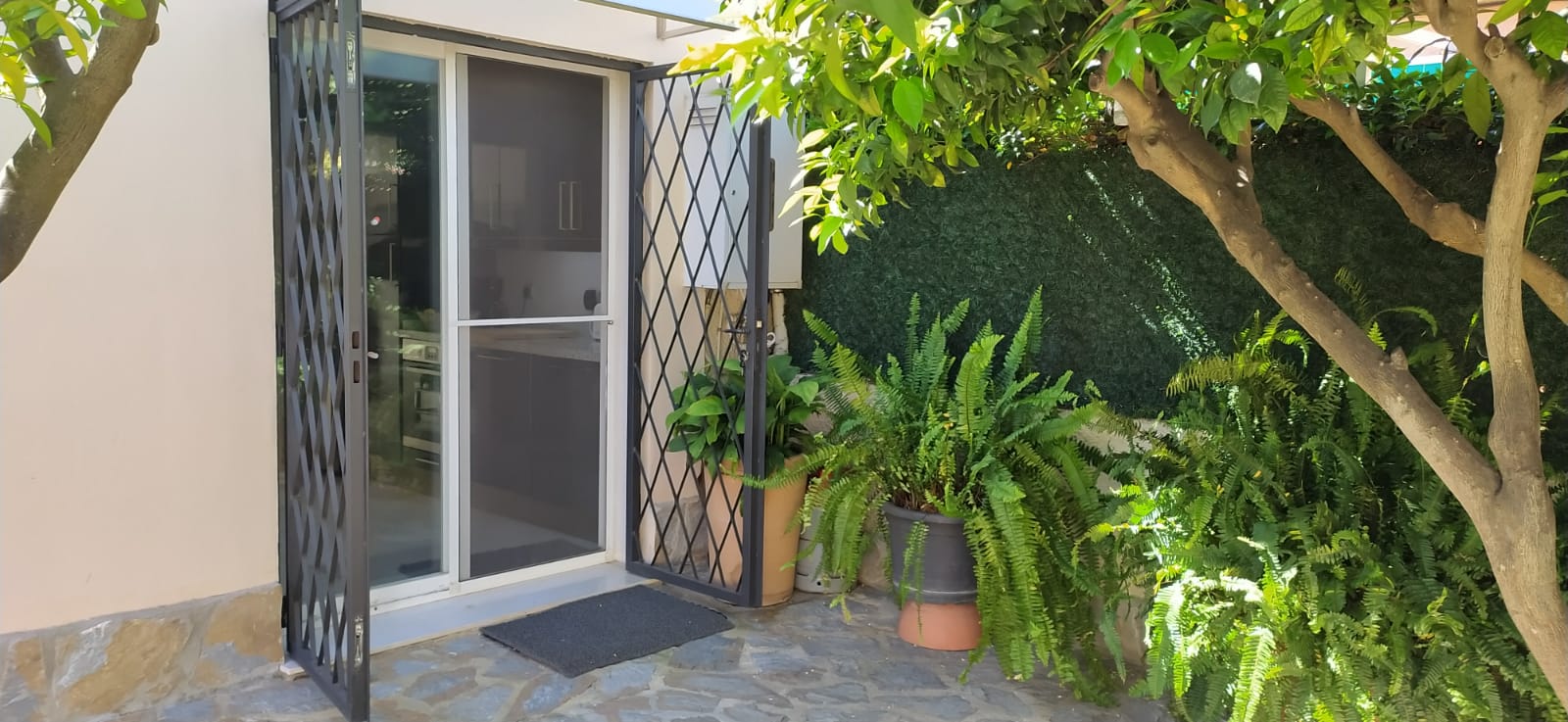 Fully Renovated Independent Chalet with Studio, Garden & Parking 