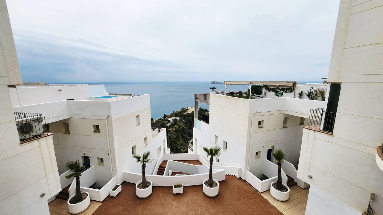 Apartment in Benidorm, with a terrace offering scenic views of the sea.
