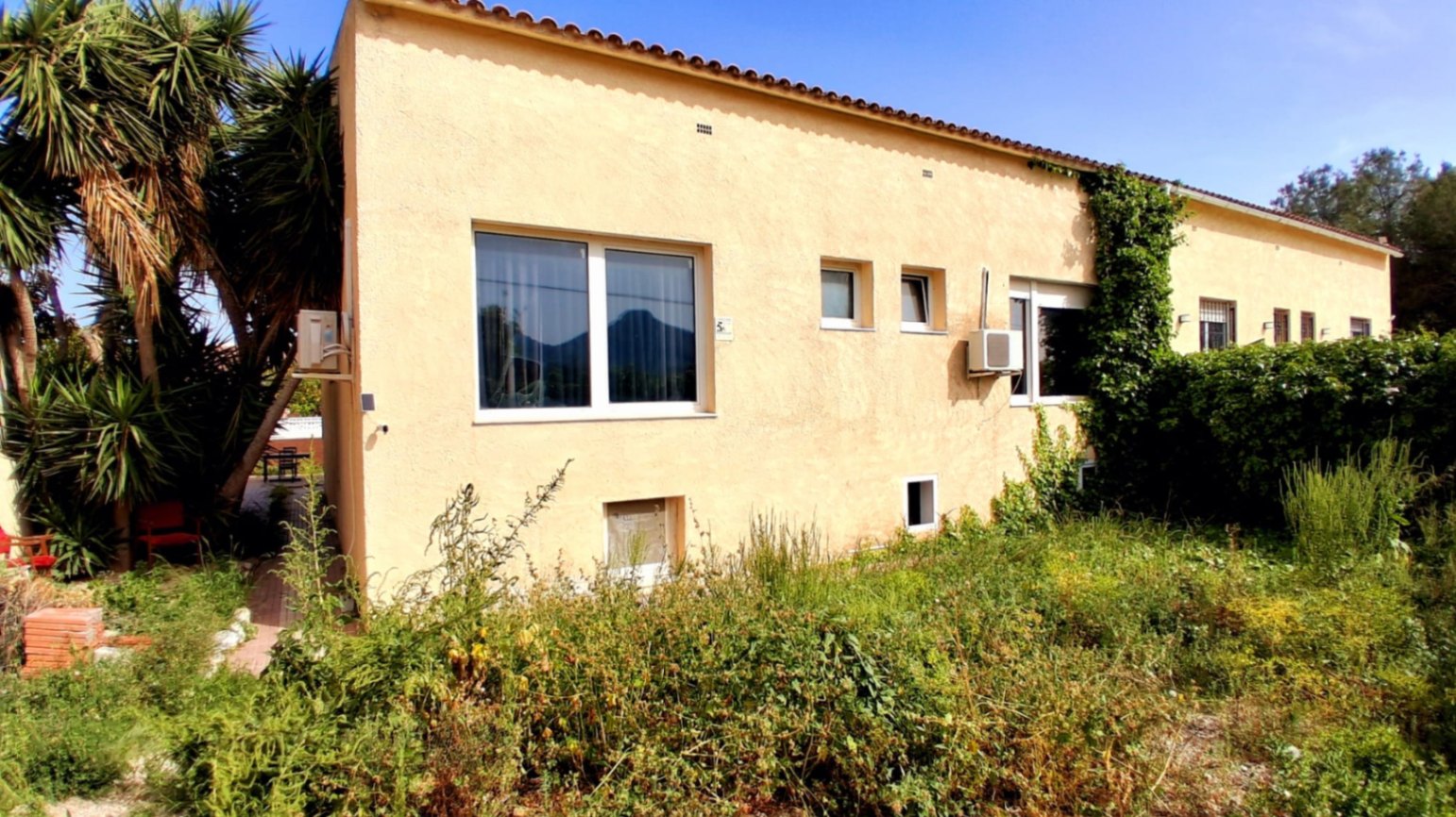 A spacious family house that is functionally divided into two apartments.