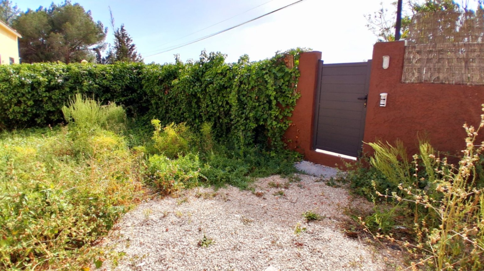 A spacious family house that is functionally divided into two apartments.