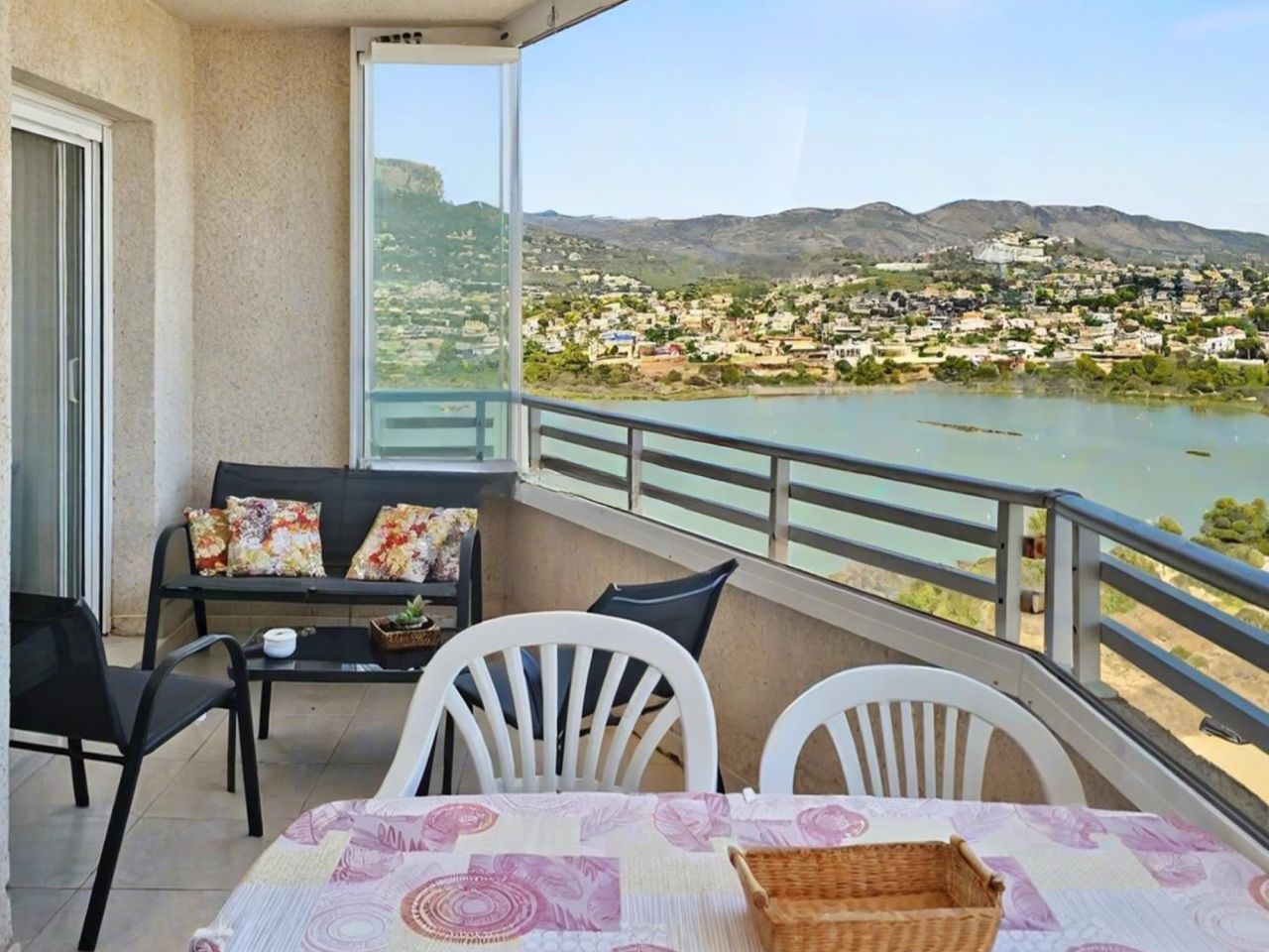 APARTMENT WITH BEAUTIFUL VIEWS AND PARKING
