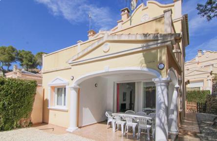 Two-storey house in Calpe, in the Cometa III urbanization.