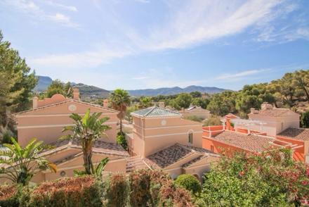 Two-storey house in Calpe, in the Cometa III urbanization.