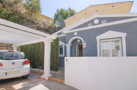 Two-storey house in Calpe, in the Cometa III urbanization.