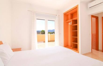 Two-storey house in Calpe, in the Cometa III urbanization.