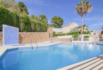 Two-storey house in Calpe, in the Cometa III urbanization.