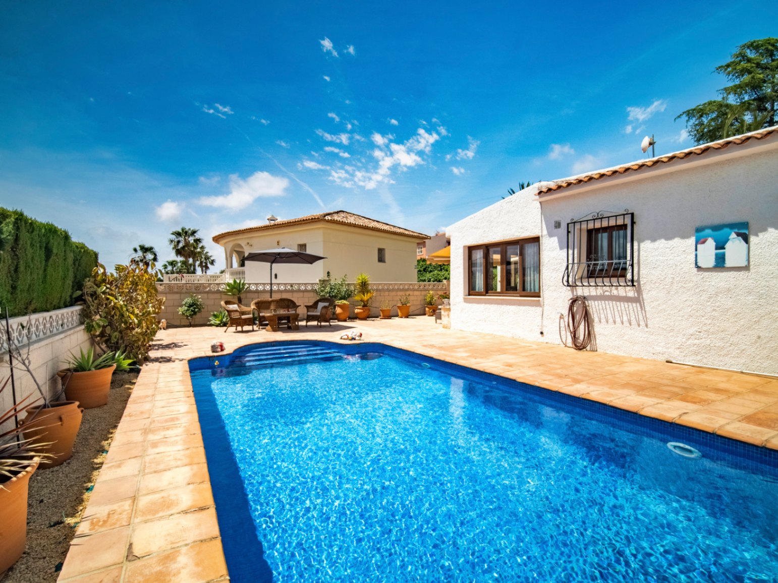 Detached house with a spacious plot next to the town of Altea.