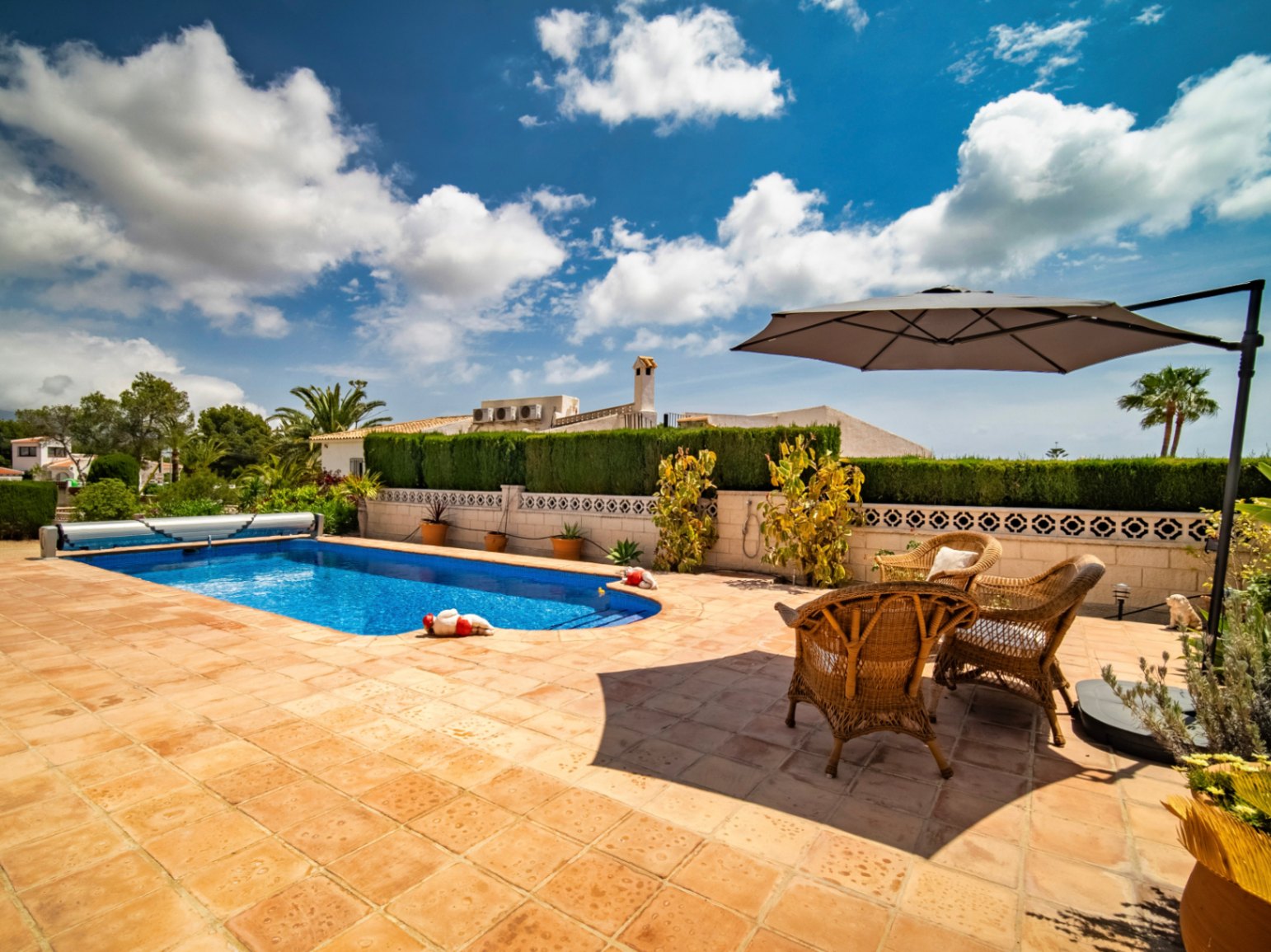 Detached house with a spacious plot next to the town of Altea.