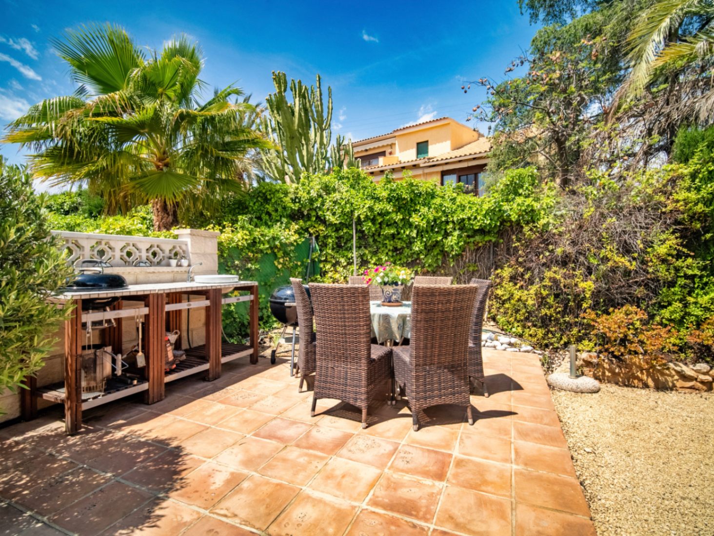 Detached house with a spacious plot next to the town of Altea.