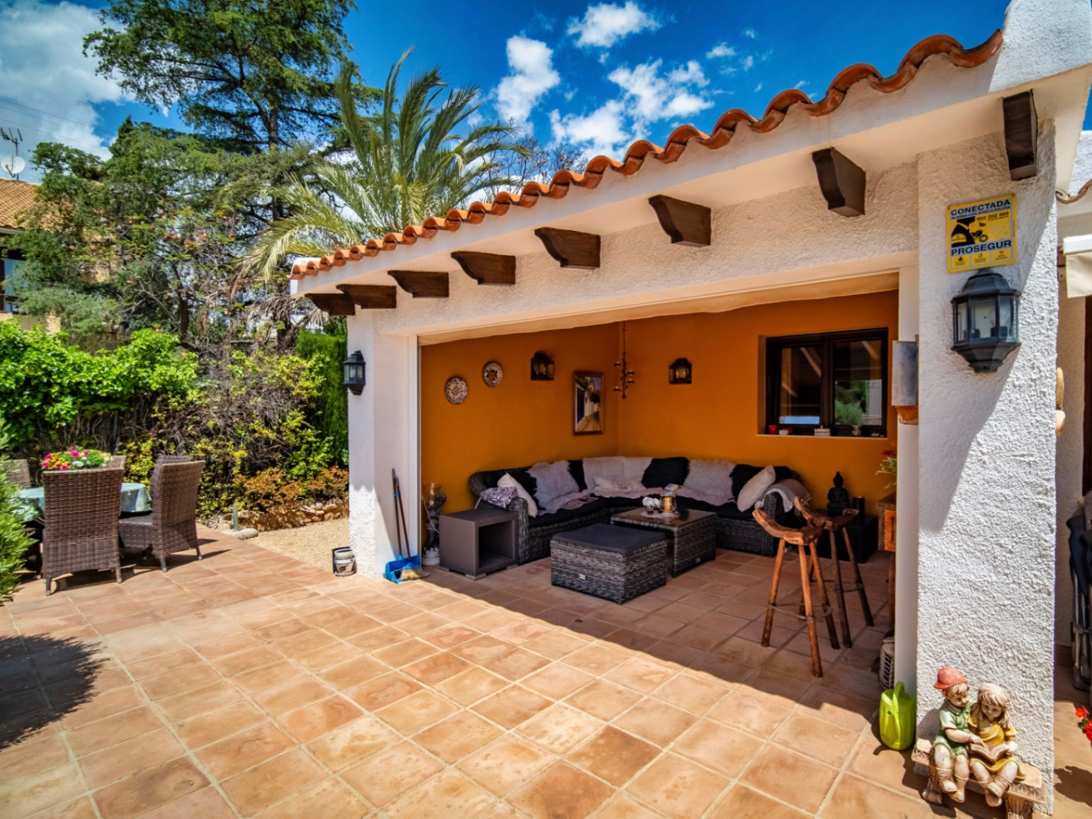 Detached house with a spacious plot next to the town of Altea.