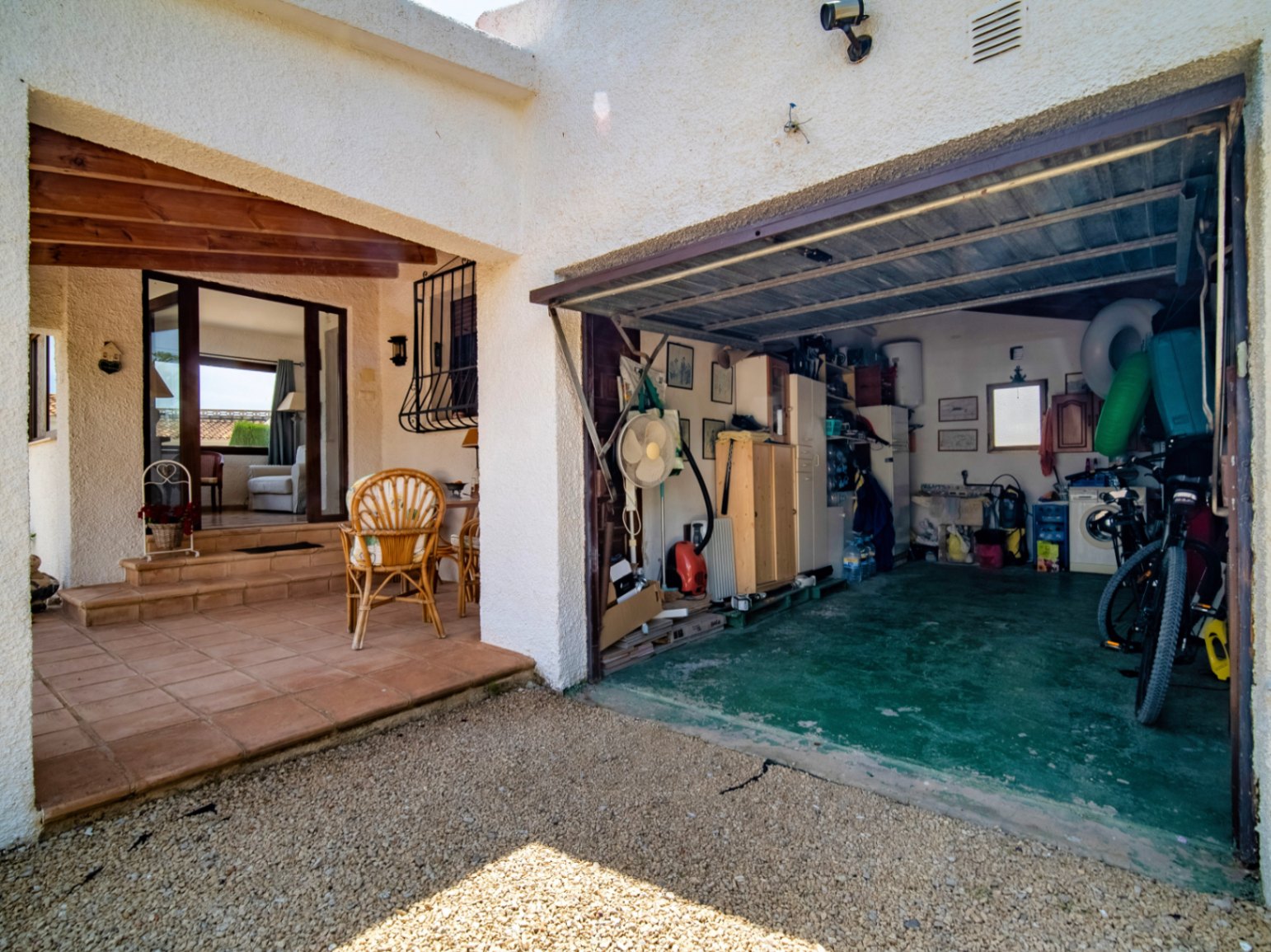 Detached house with a spacious plot next to the town of Altea.