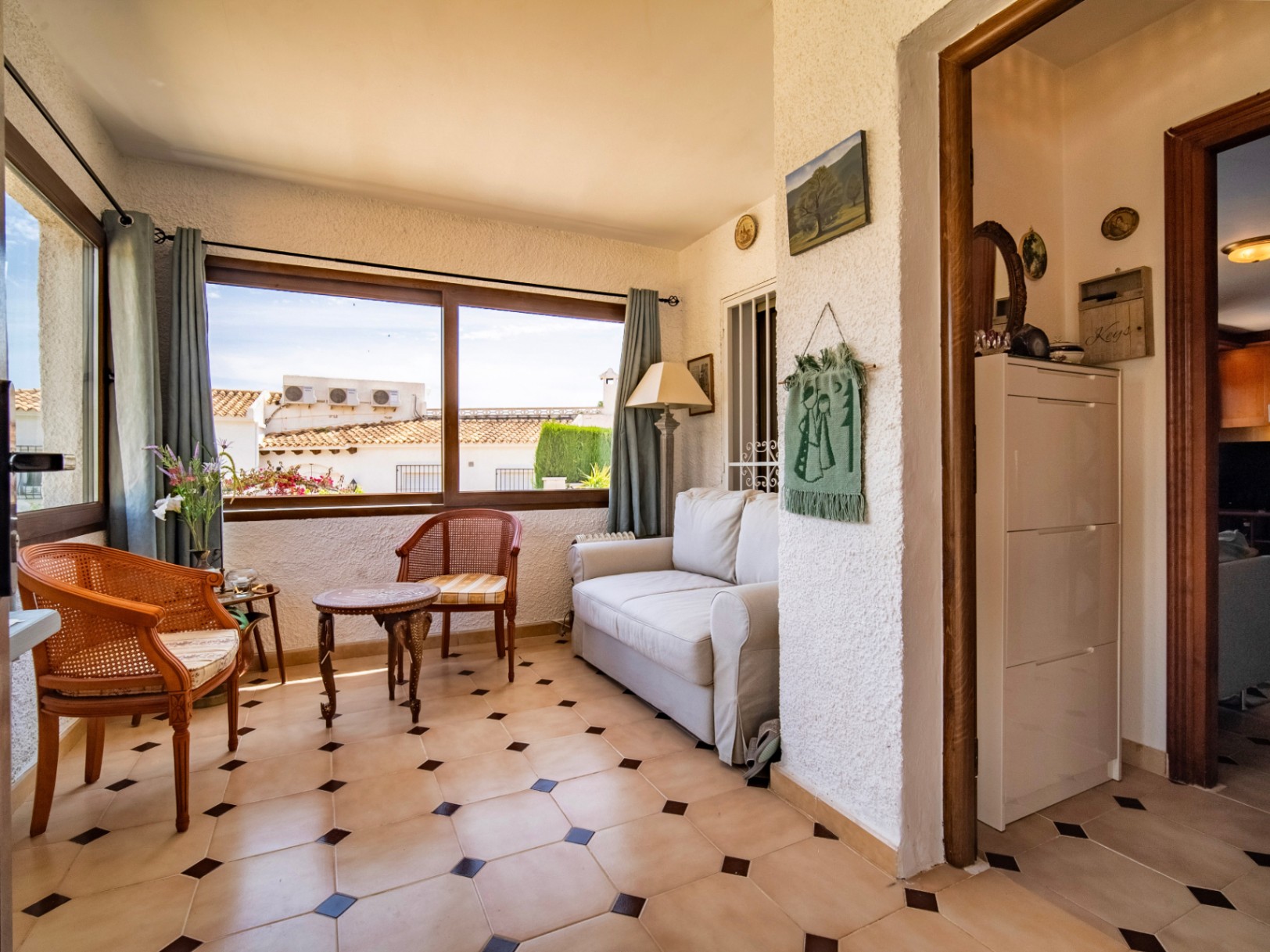 Detached house with a spacious plot next to the town of Altea.