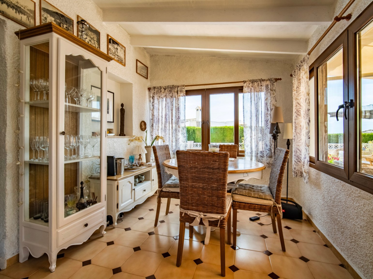 Detached house with a spacious plot next to the town of Altea.