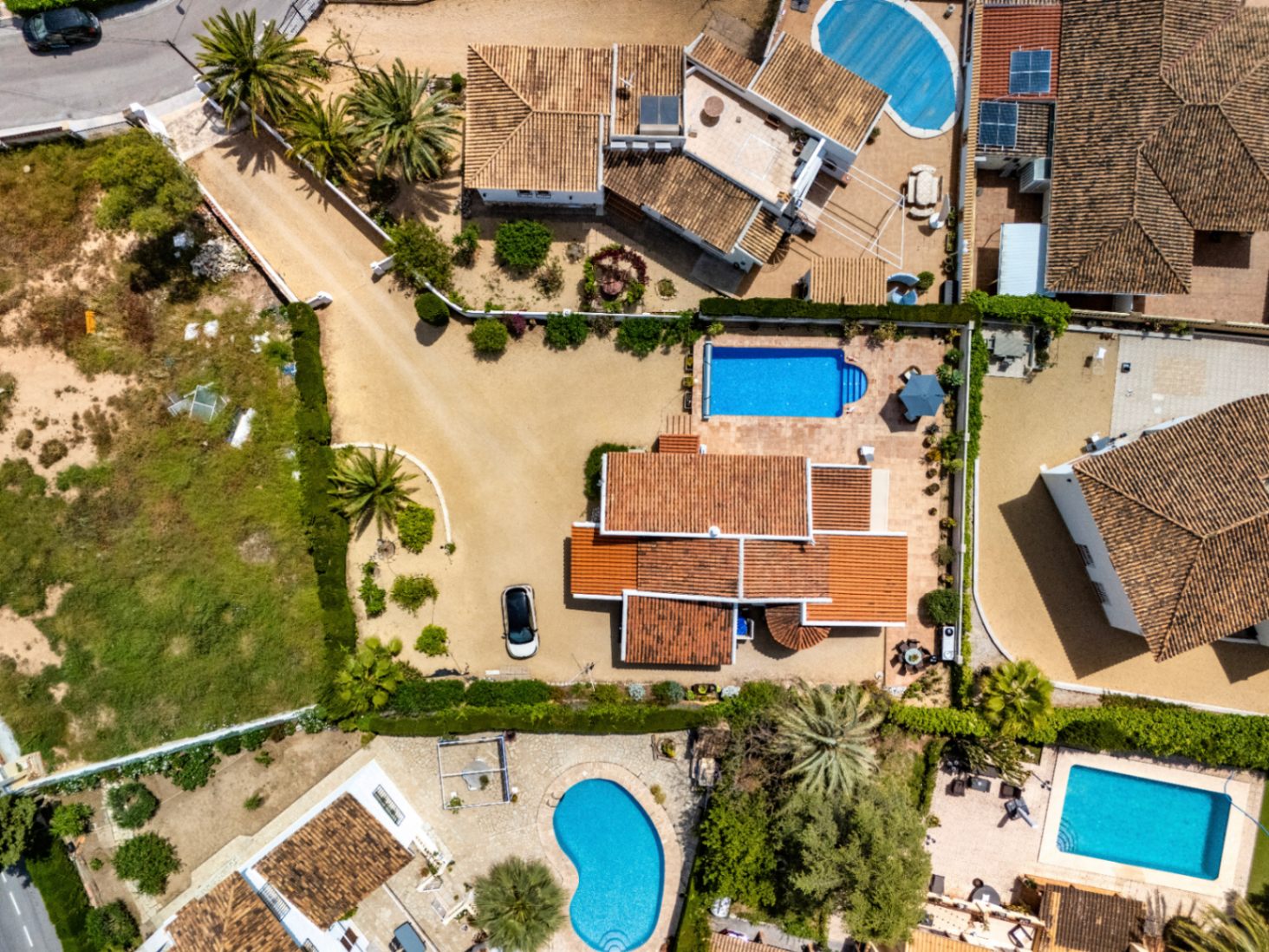 Detached house with a spacious plot next to the town of Altea.