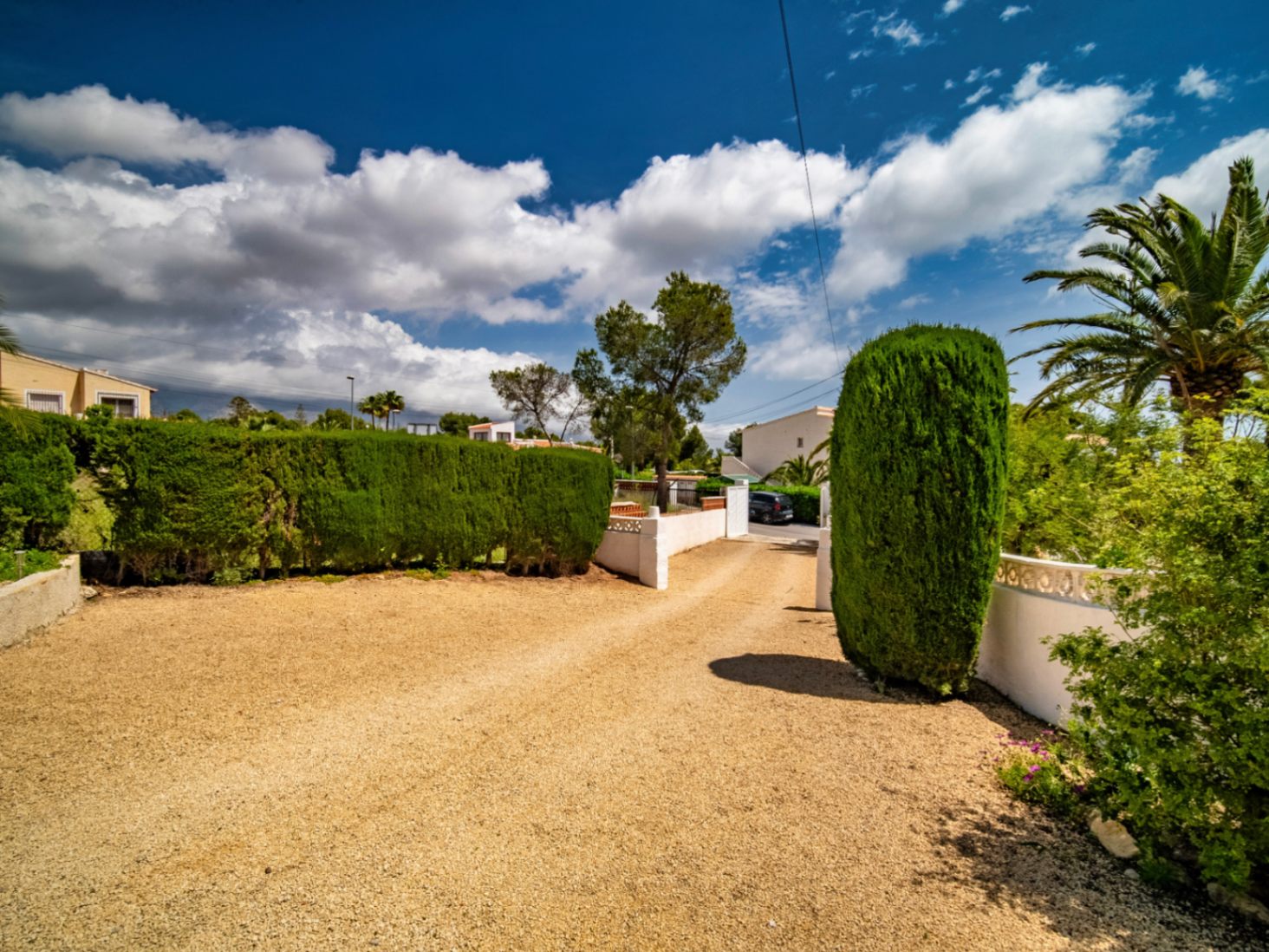 Detached house with a spacious plot next to the town of Altea.