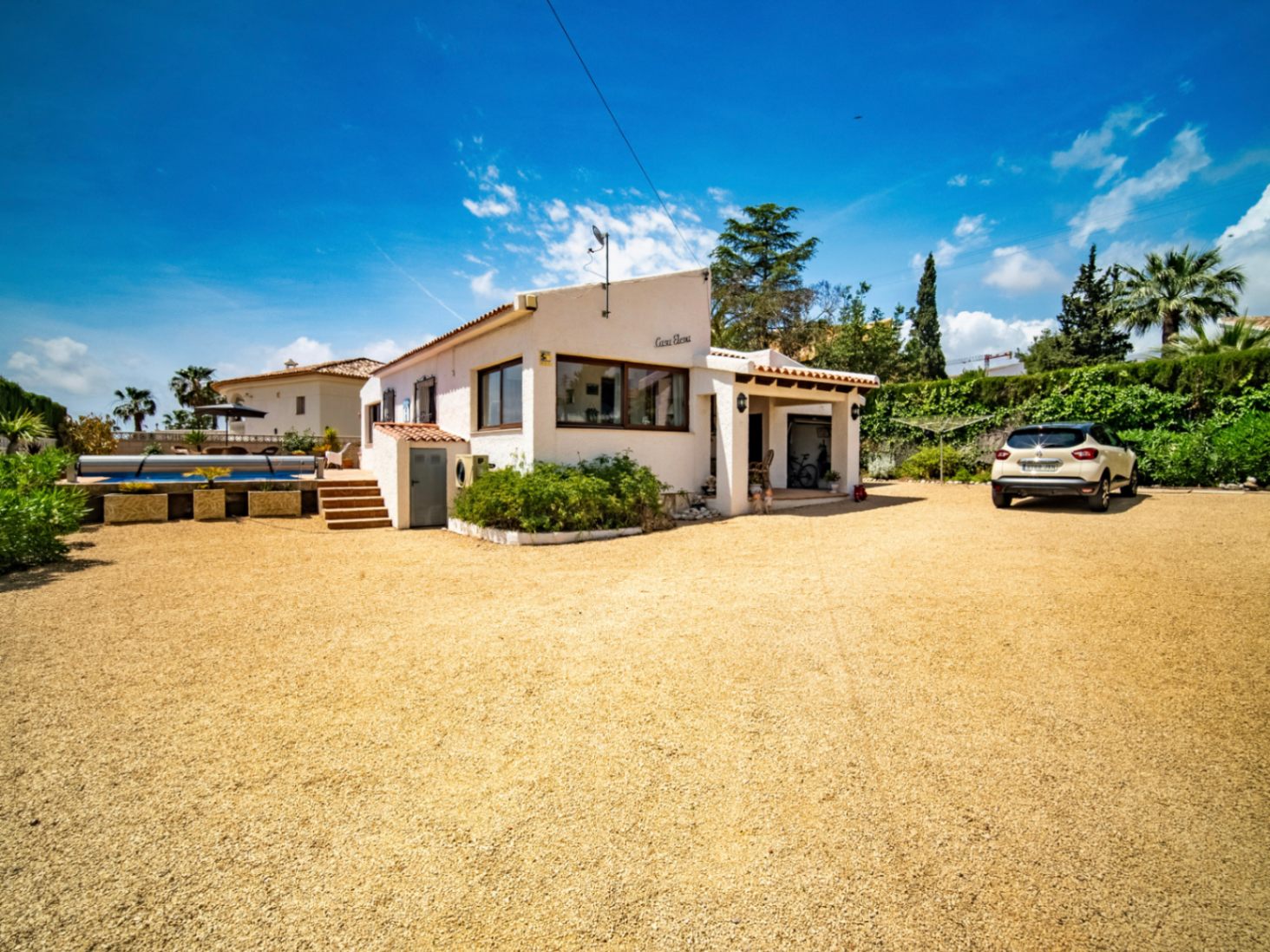Detached house with a spacious plot next to the town of Altea.