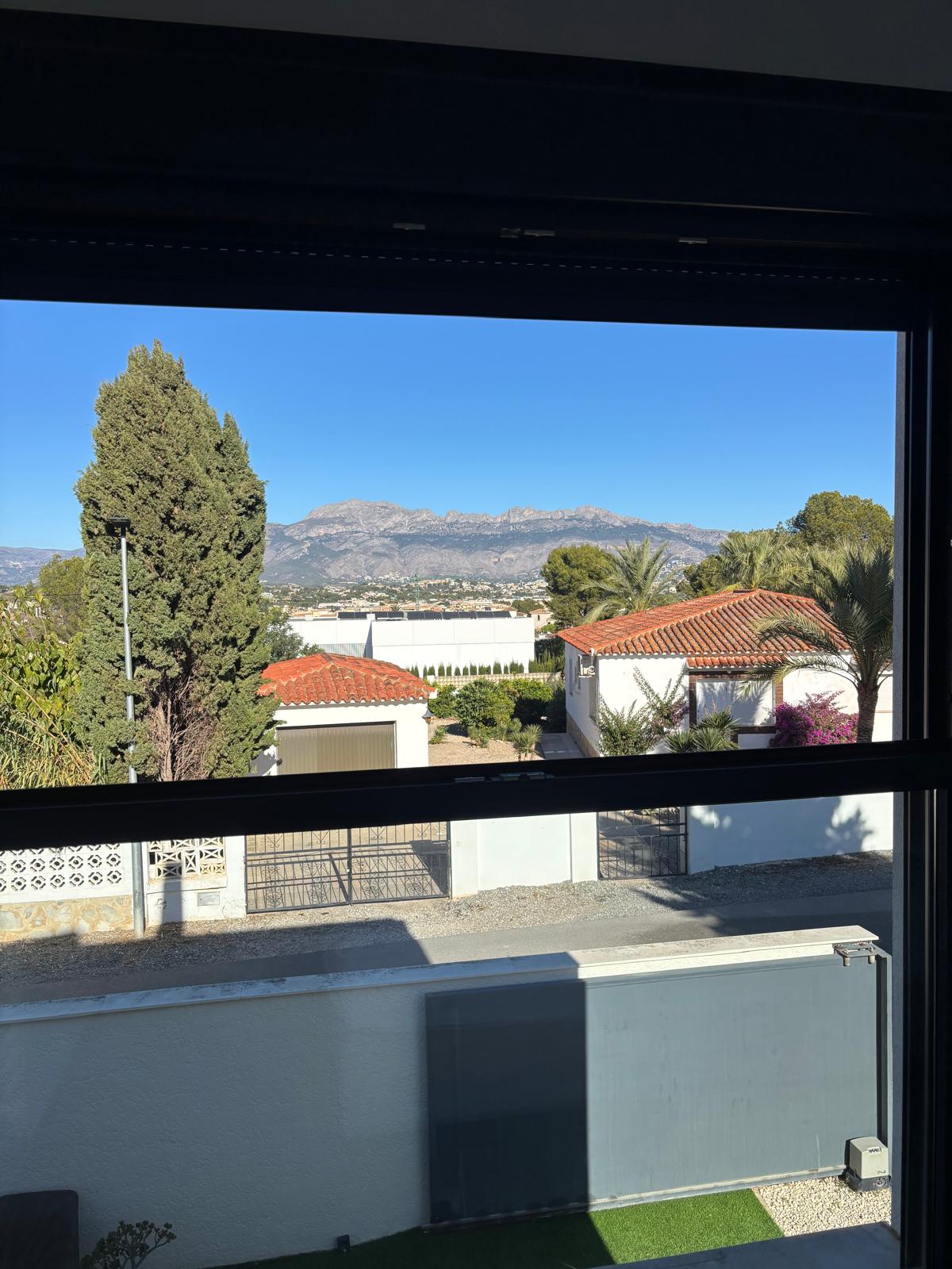 Fantastic modern spacious corner house close to the center of Albir