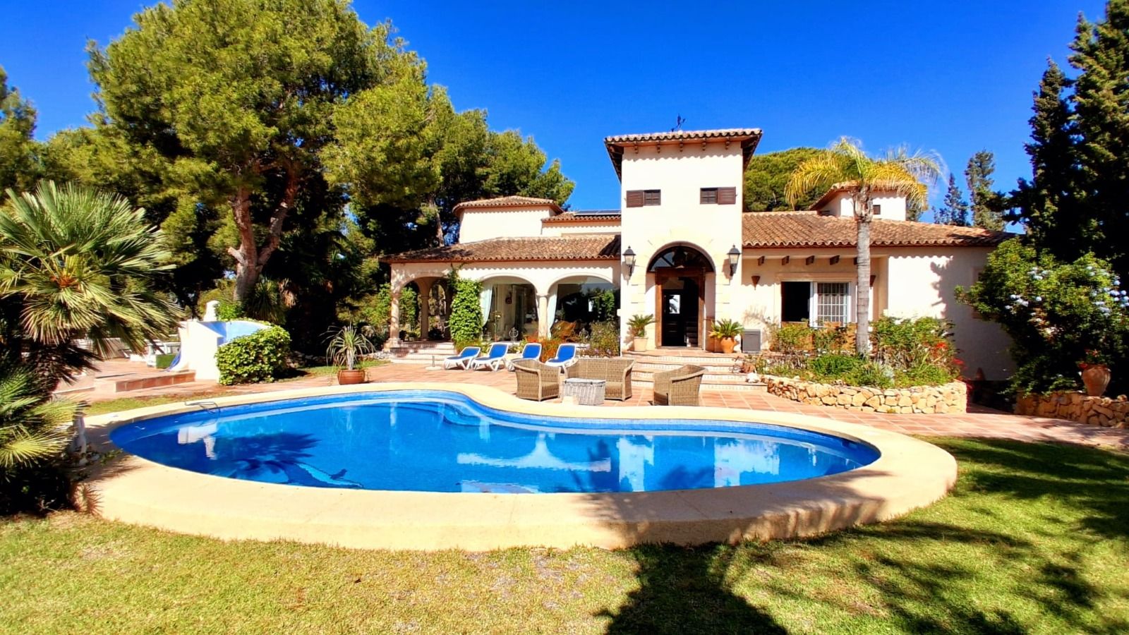 Impressive Villa with 360° panoramic views!