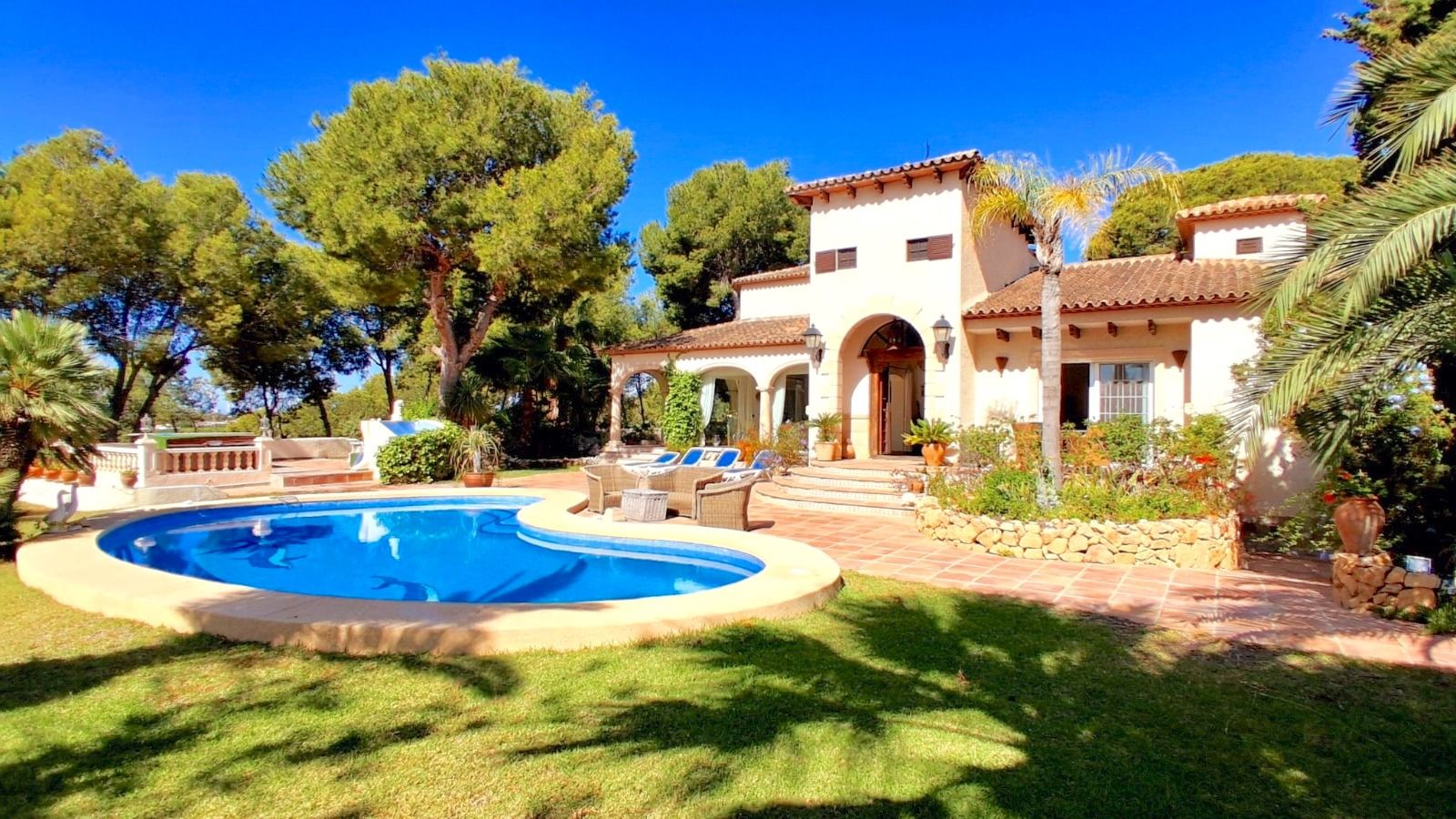 Impressive Villa with 360° panoramic views!