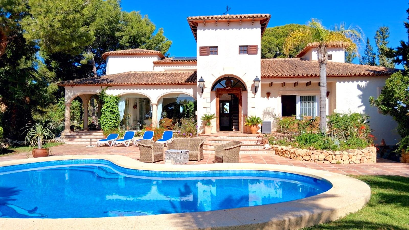Impressive Villa with 360° panoramic views!