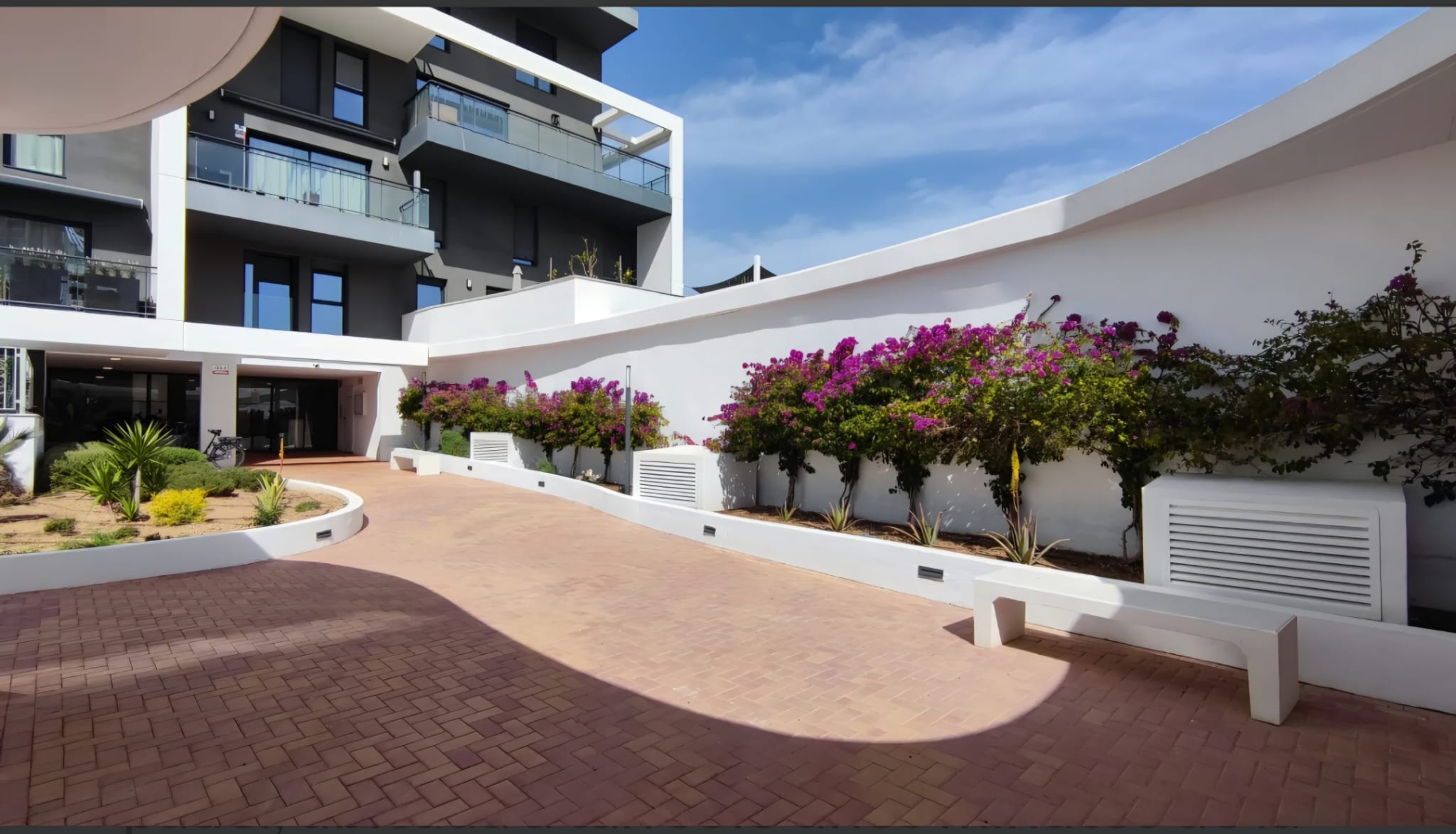 SPACIOUS APARTMENT WITH BEAUTIFUL VIEWS AND NEAR THE SEA