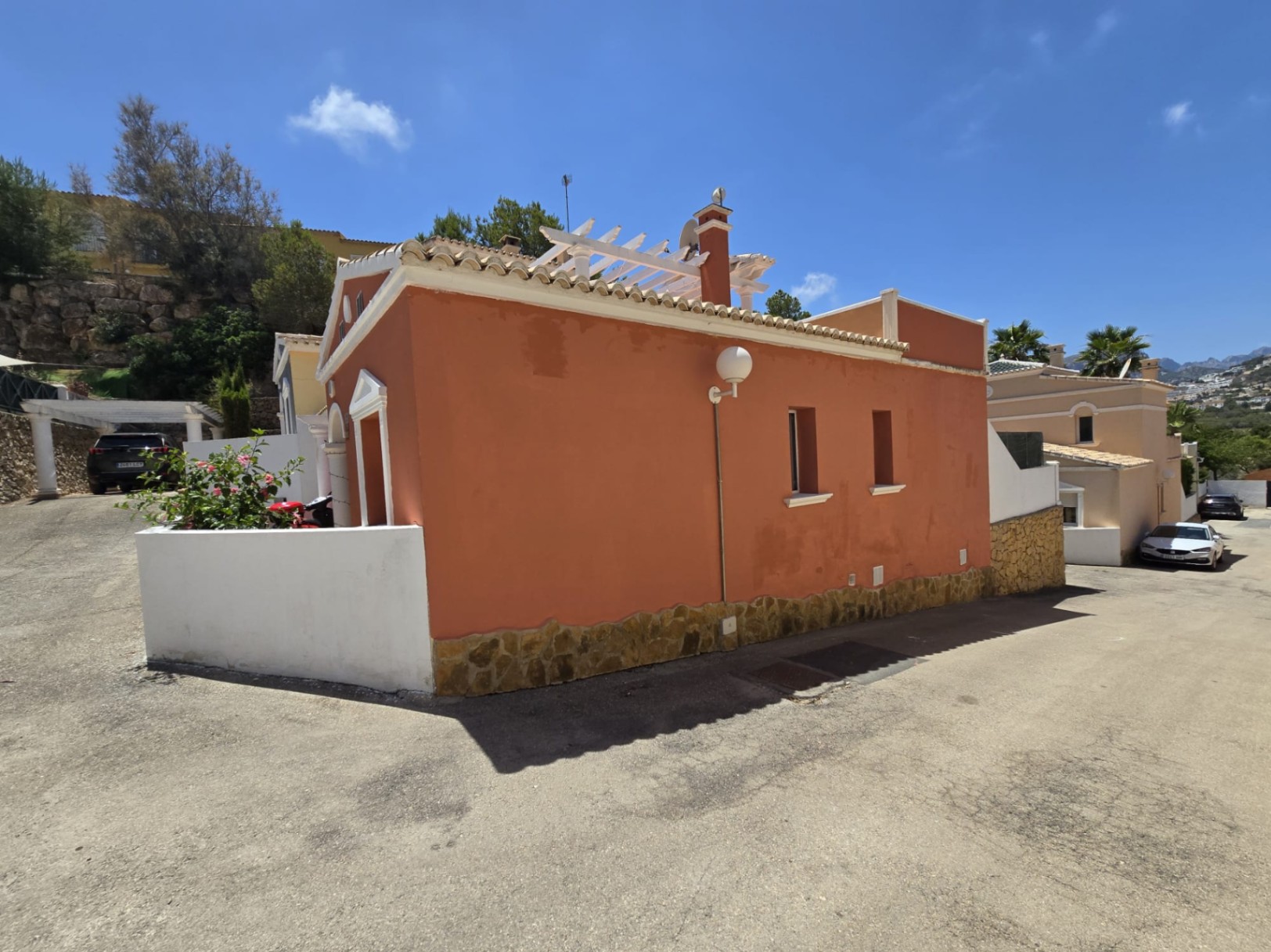 PRECIOUS BUNGALOW WITH OPEN MOUNTAIN VIEWS IN CALPE