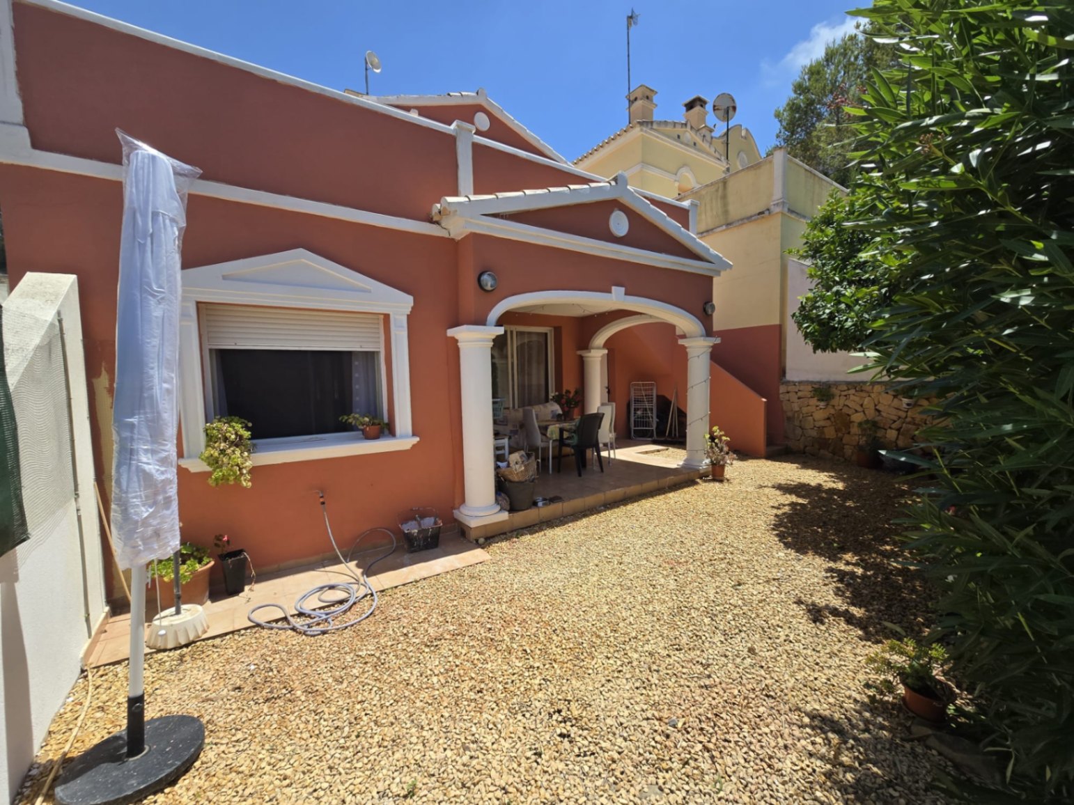 PRECIOUS BUNGALOW WITH OPEN MOUNTAIN VIEWS IN CALPE