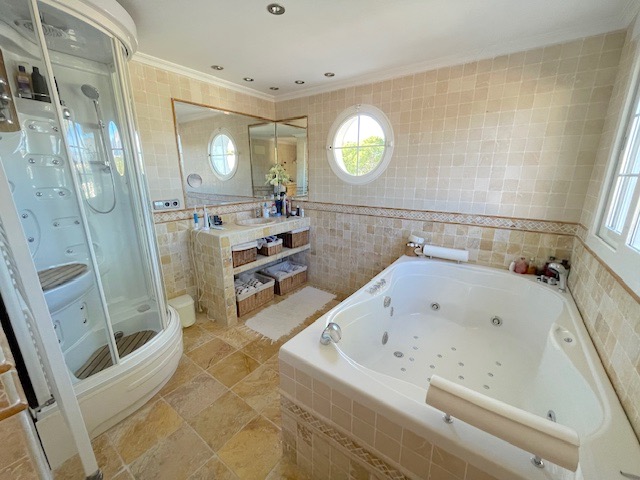 Impressive Villa with 360° panoramic views!