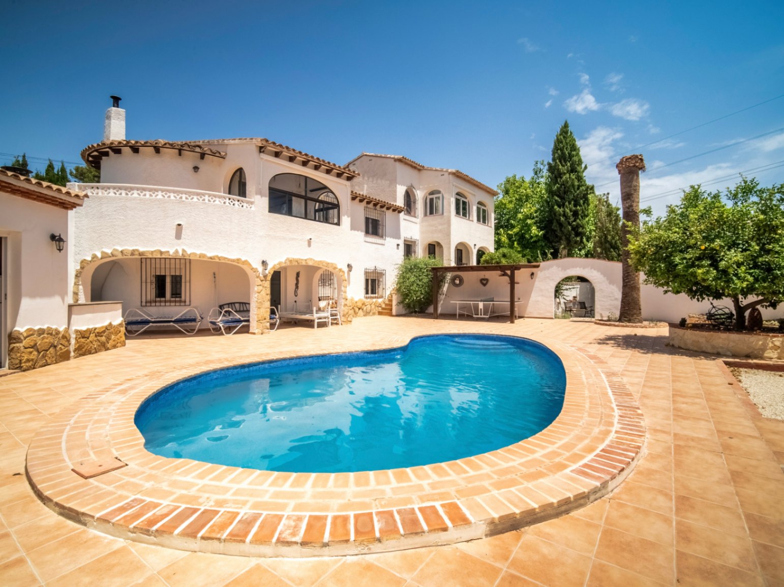 MAGNIFICENT AND SPACIOUS VILLA WITH IMPRESSIVE VIEWS OF THE SEA AND MOUNTAINS IN CALPE