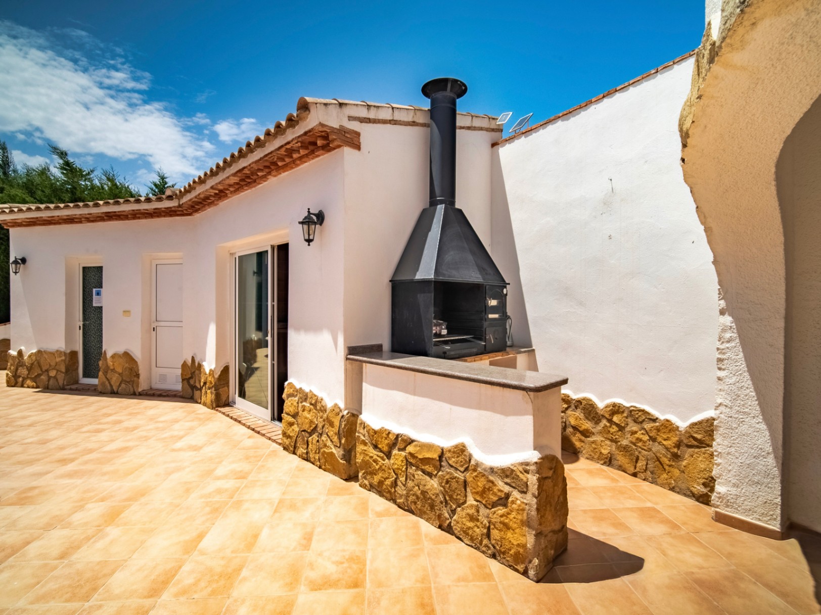 MAGNIFICENT AND SPACIOUS VILLA WITH IMPRESSIVE VIEWS OF THE SEA AND MOUNTAINS IN CALPE