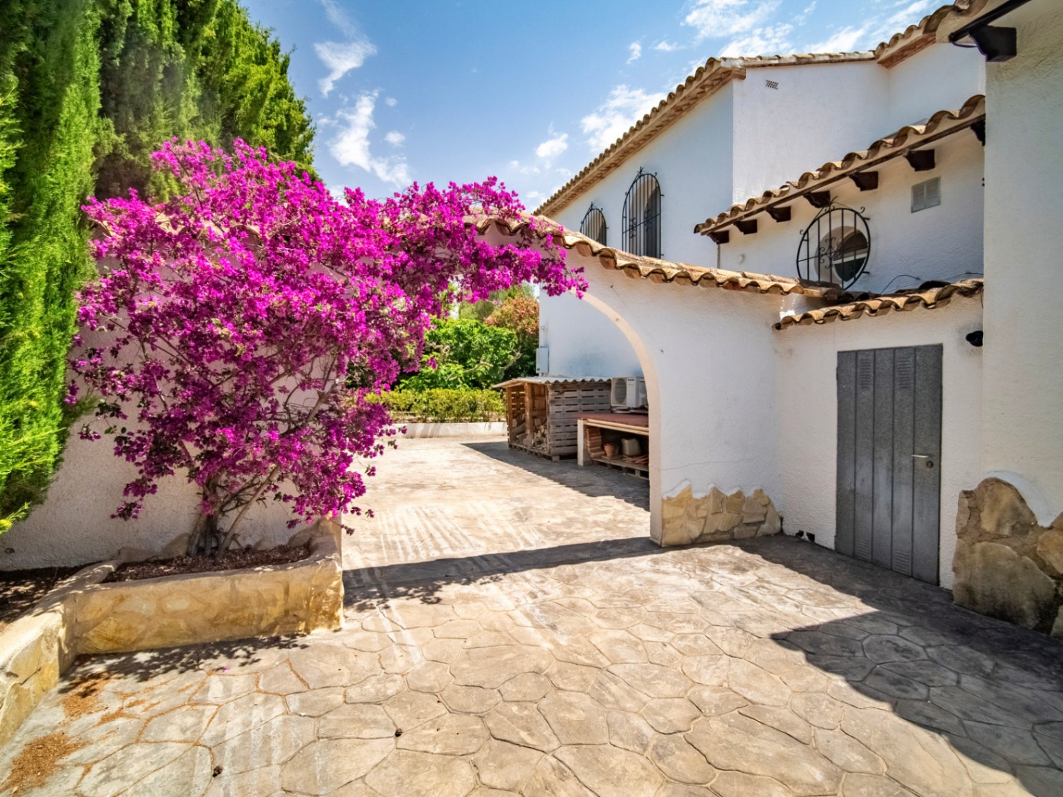 MAGNIFICENT AND SPACIOUS VILLA WITH IMPRESSIVE VIEWS OF THE SEA AND MOUNTAINS IN CALPE