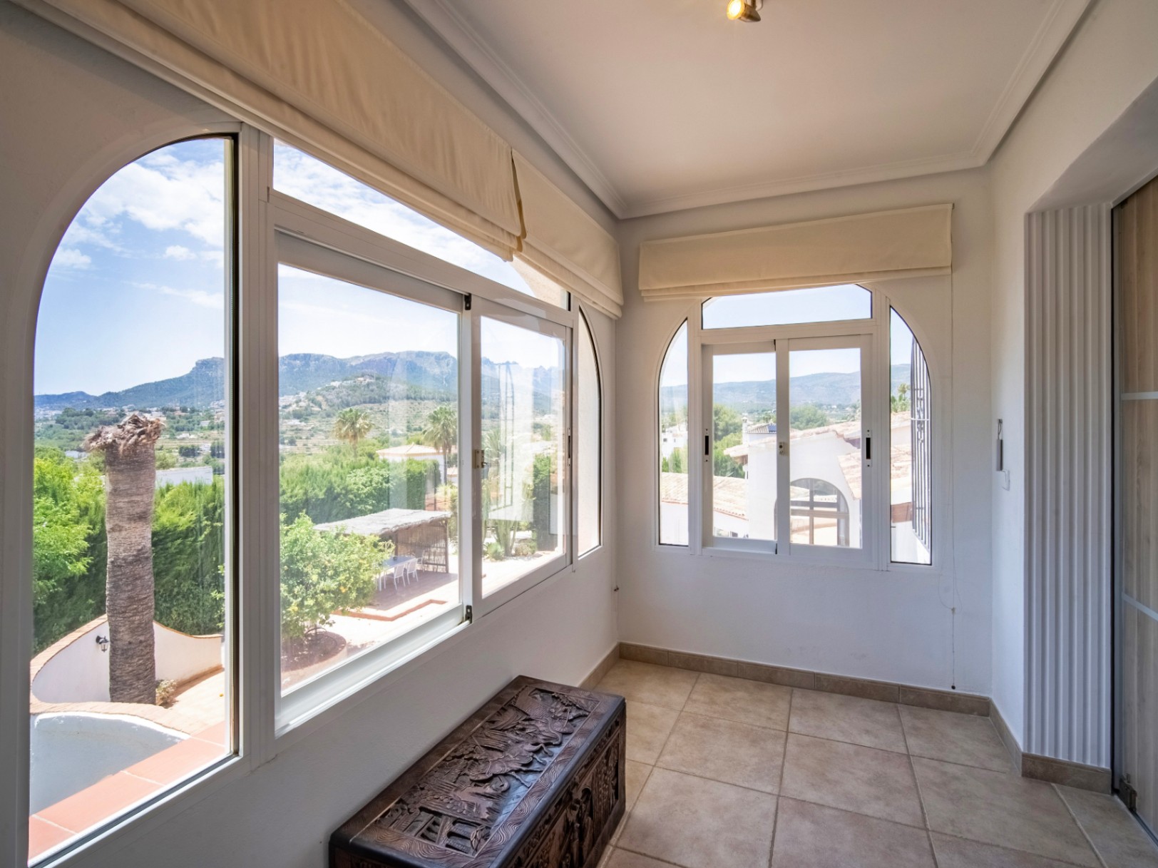 MAGNIFICENT AND SPACIOUS VILLA WITH IMPRESSIVE VIEWS OF THE SEA AND MOUNTAINS IN CALPE