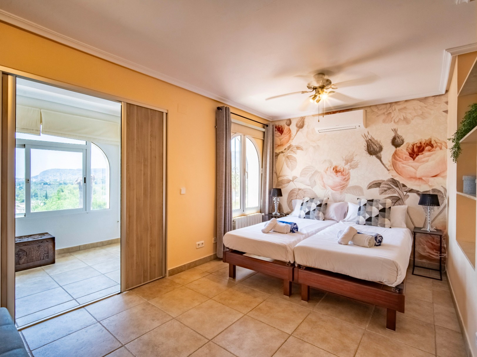 MAGNIFICENT AND SPACIOUS VILLA WITH IMPRESSIVE VIEWS OF THE SEA AND MOUNTAINS IN CALPE