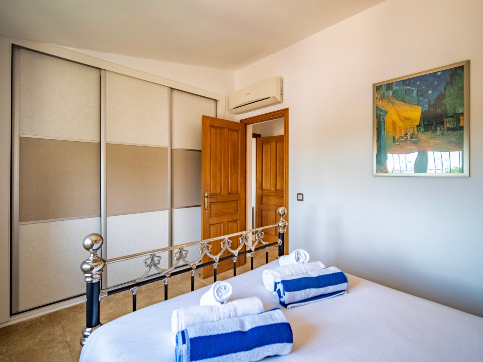 MAGNIFICENT AND SPACIOUS VILLA WITH IMPRESSIVE VIEWS OF THE SEA AND MOUNTAINS IN CALPE
