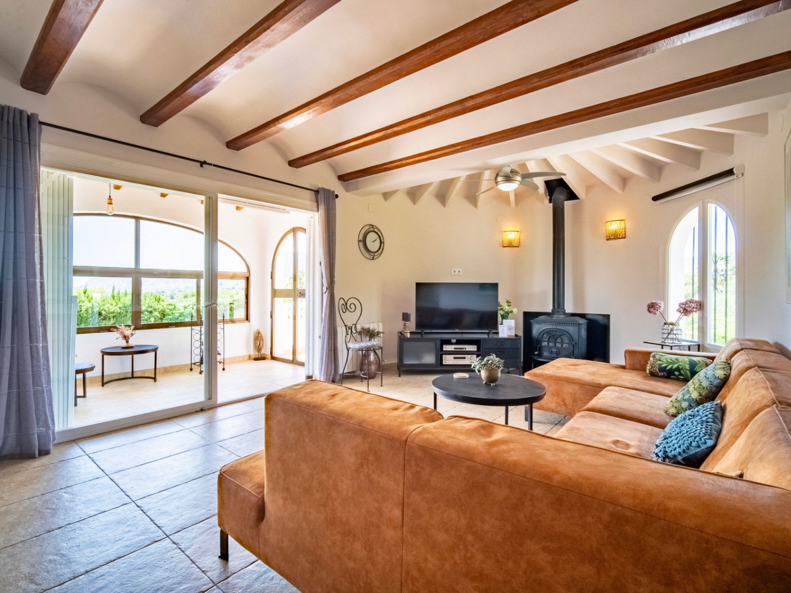 MAGNIFICENT AND SPACIOUS VILLA WITH IMPRESSIVE VIEWS OF THE SEA AND MOUNTAINS IN CALPE