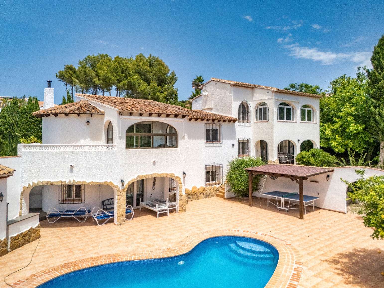 MAGNIFICENT AND SPACIOUS VILLA WITH IMPRESSIVE VIEWS OF THE SEA AND MOUNTAINS IN CALPE