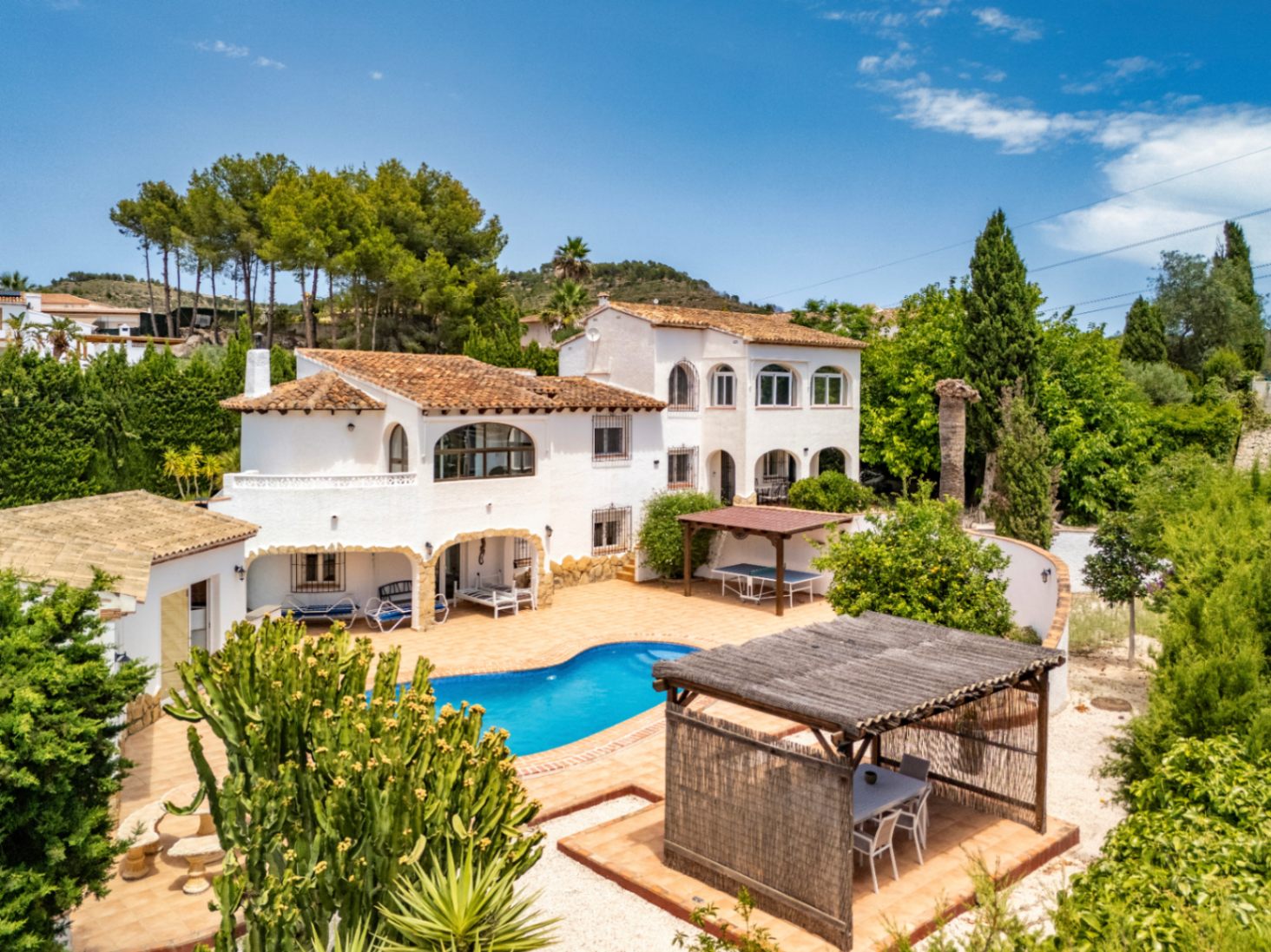 MAGNIFICENT AND SPACIOUS VILLA WITH IMPRESSIVE VIEWS OF THE SEA AND MOUNTAINS IN CALPE