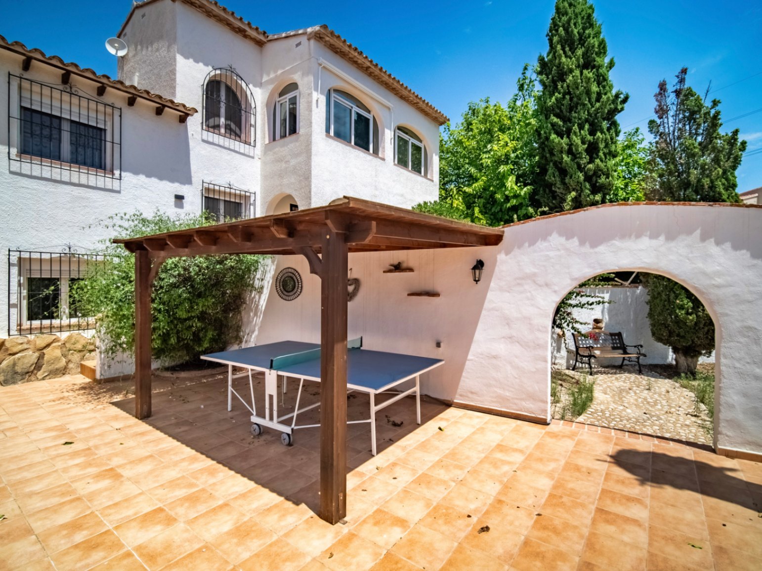 MAGNIFICENT AND SPACIOUS VILLA WITH IMPRESSIVE VIEWS OF THE SEA AND MOUNTAINS IN CALPE