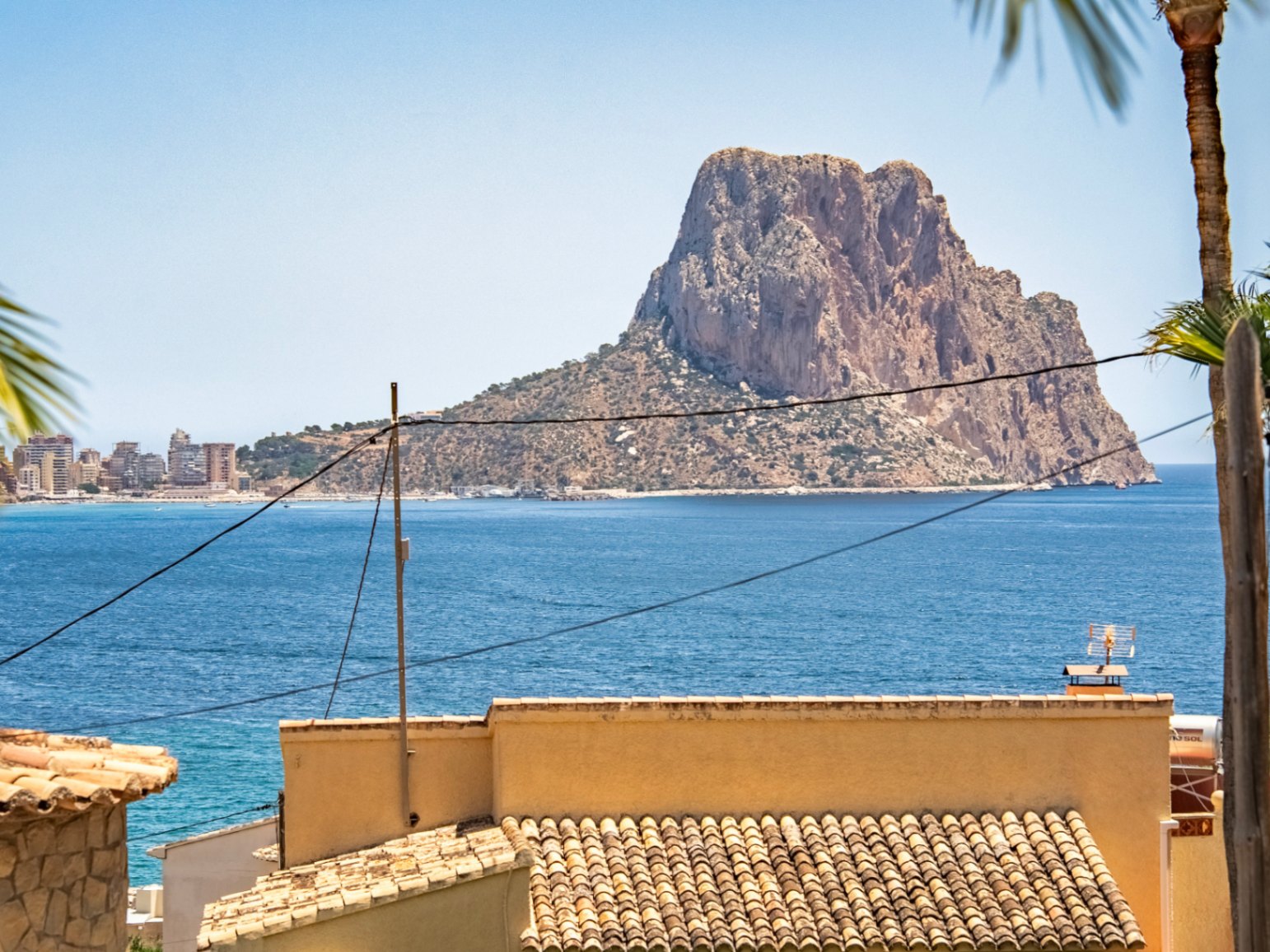 EXCLUSIVE AND SPACIOUS VILLA WITH IMPRESSIVE VIEWS AND CLOSE TO THE NEW WHITE PORT IN CALPE