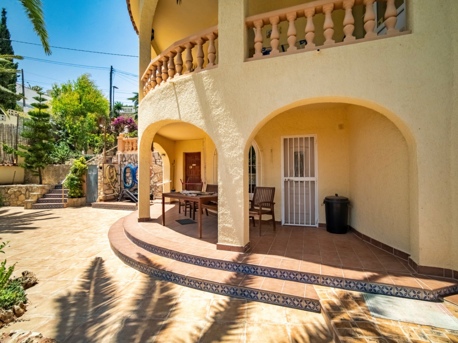 EXCLUSIVE AND SPACIOUS VILLA WITH IMPRESSIVE VIEWS AND CLOSE TO THE NEW WHITE PORT IN CALPE