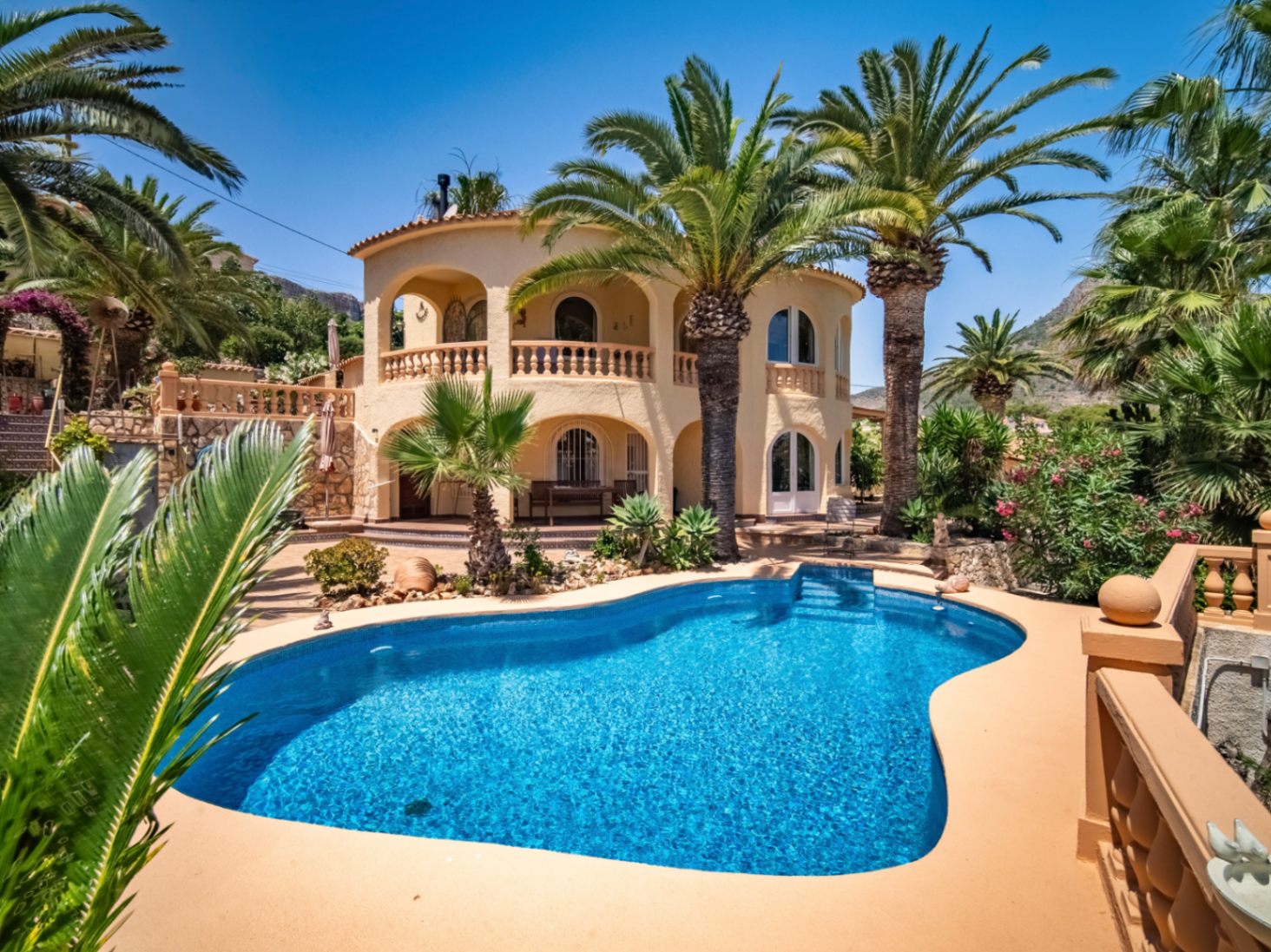 EXCLUSIVE AND SPACIOUS VILLA WITH IMPRESSIVE VIEWS AND CLOSE TO THE NEW WHITE PORT IN CALPE