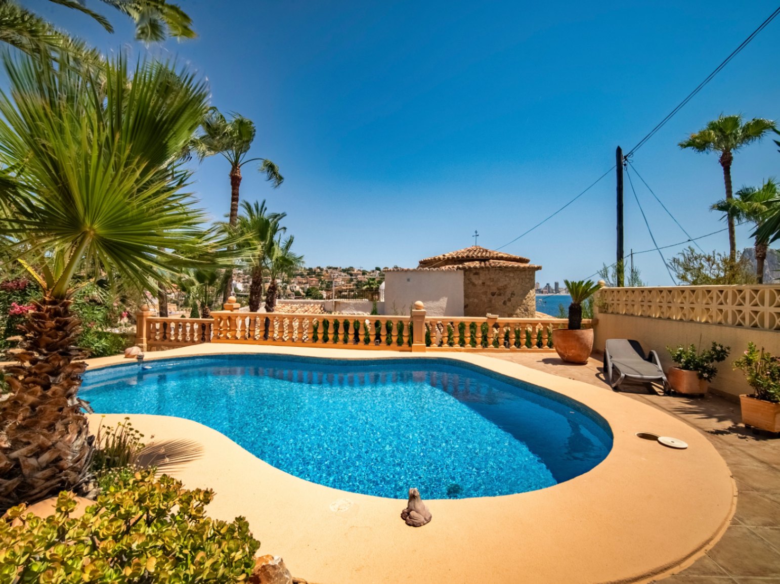 EXCLUSIVE AND SPACIOUS VILLA WITH IMPRESSIVE VIEWS AND CLOSE TO THE NEW WHITE PORT IN CALPE