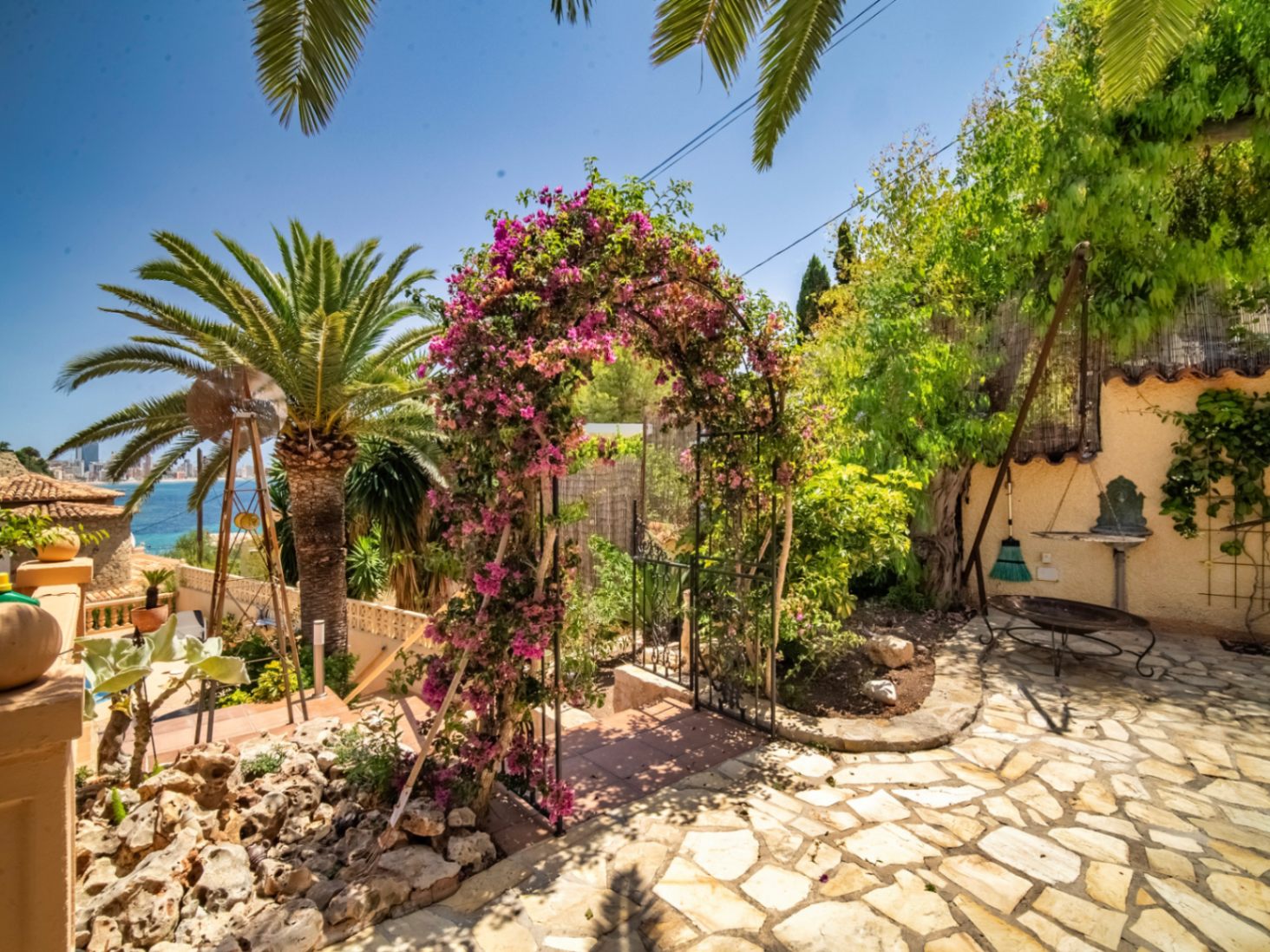 EXCLUSIVE AND SPACIOUS VILLA WITH IMPRESSIVE VIEWS AND CLOSE TO THE NEW WHITE PORT IN CALPE